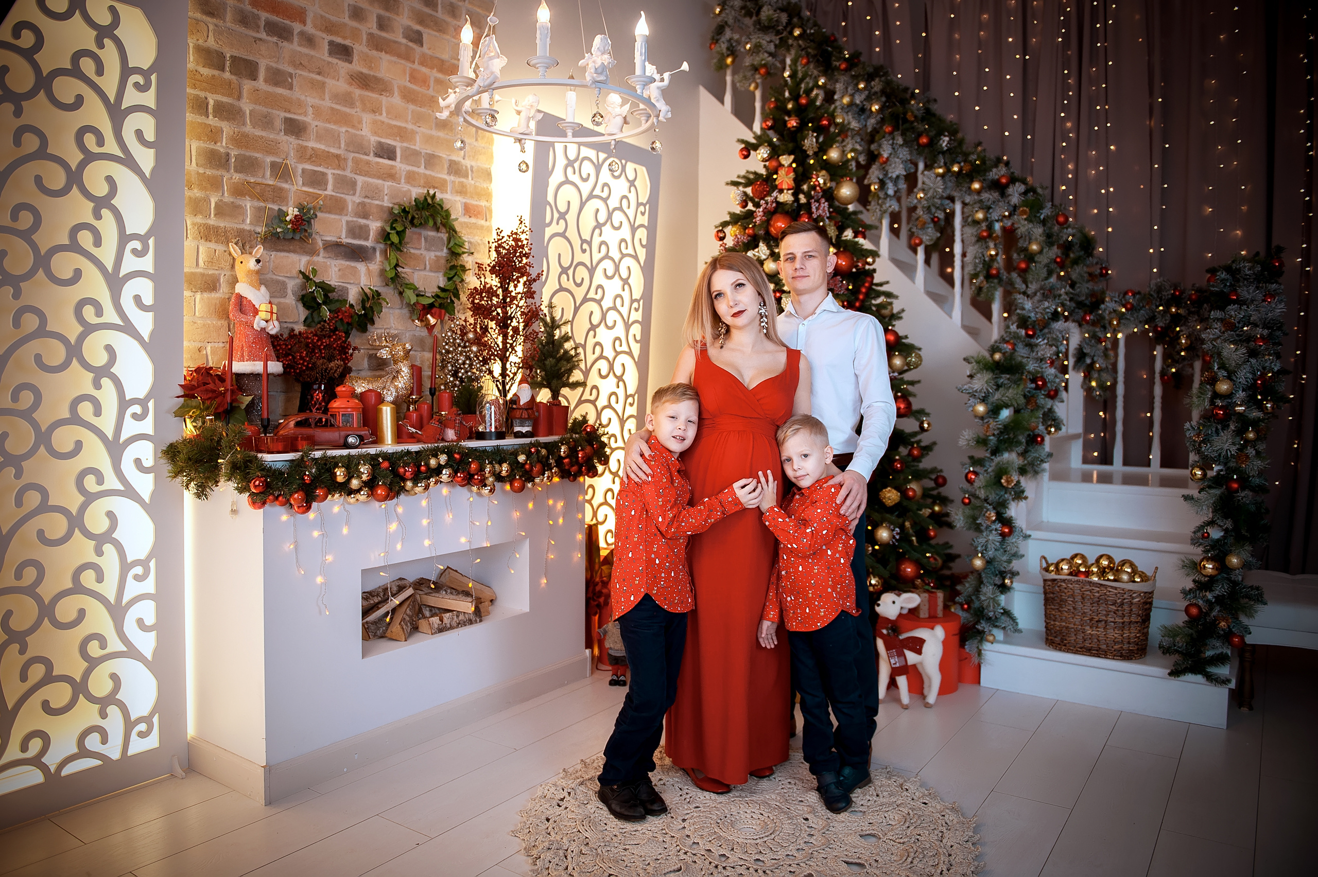 Семейная фотосессия в ожидании малыша в фотостудии Зефир в Москве. Свадебный и семейный фотограф Виктория Носачёва. Щелково, Москва и МО