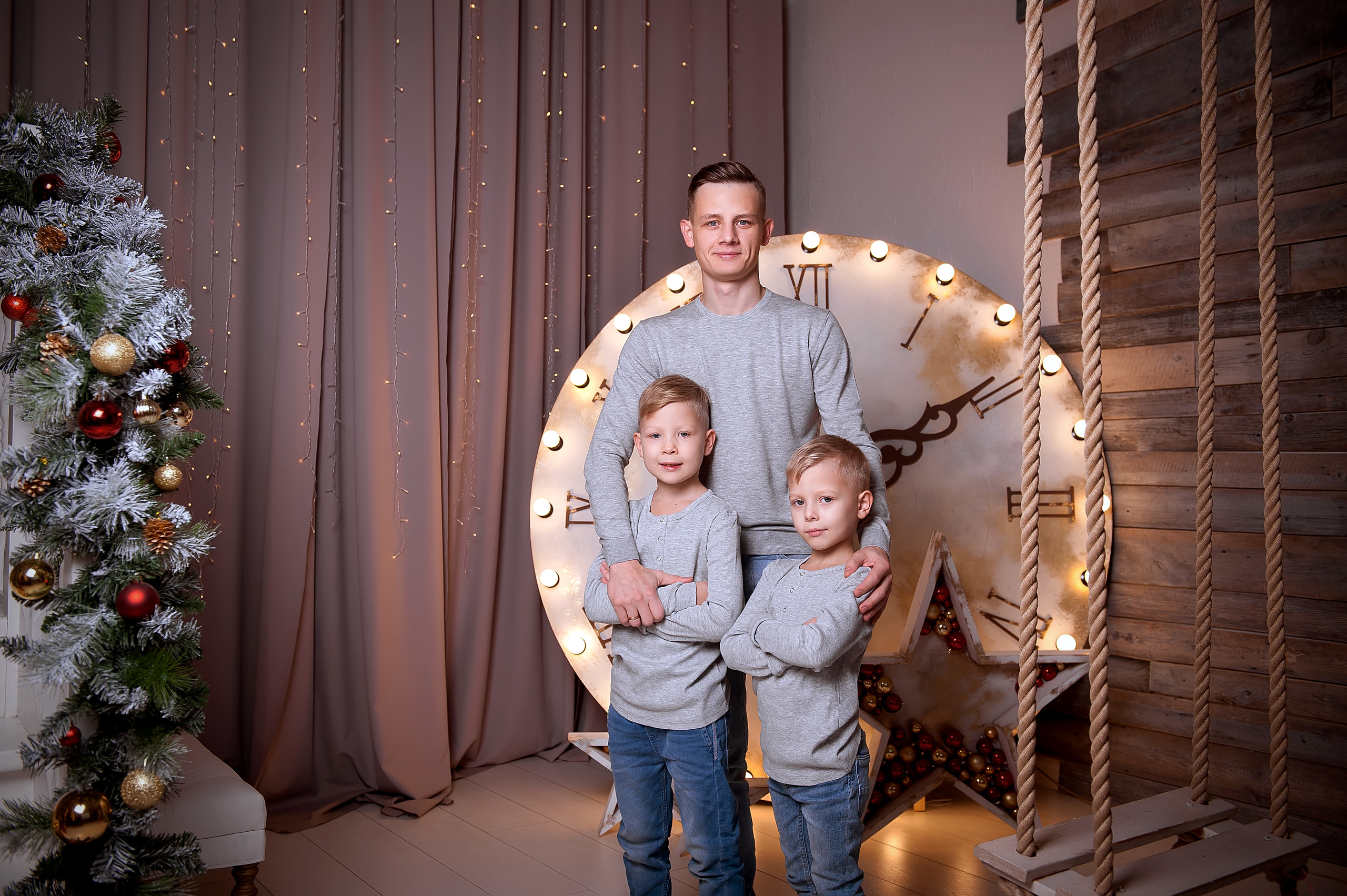 Семейная фотосессия в ожидании малыша в фотостудии Зефир в Москве. Свадебный и семейный фотограф Виктория Носачёва. Щелково, Москва и МО