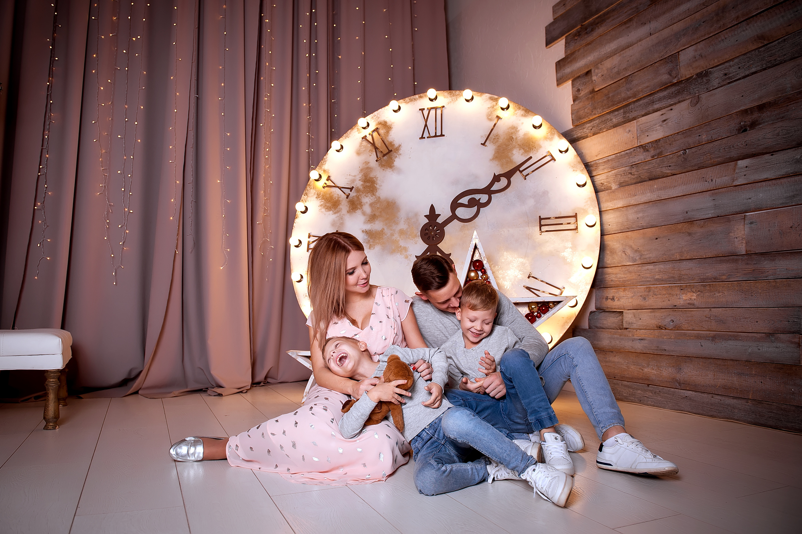 Семейная фотосессия в ожидании малыша в фотостудии Зефир в Москве. Свадебный и семейный фотограф Виктория Носачёва. Щелково, Москва и МО