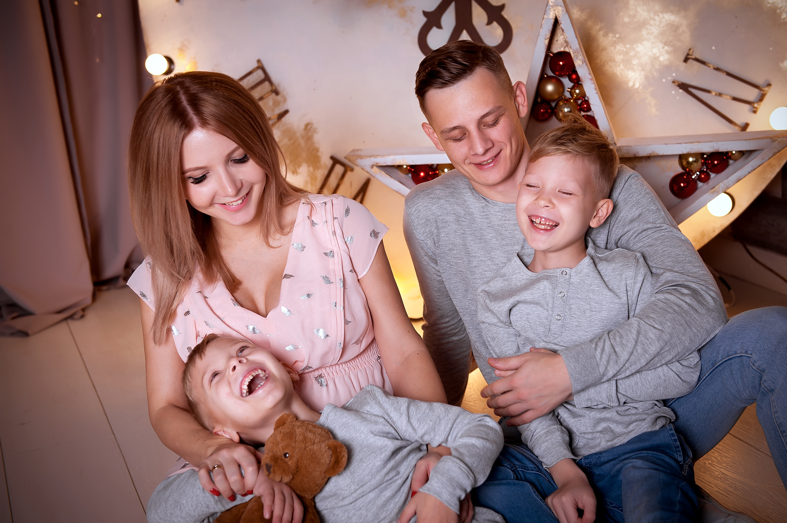 Семейная фотосессия в ожидании малыша в фотостудии Зефир в Москве. Свадебный и семейный фотограф Виктория Носачёва. Щелково, Москва и МО