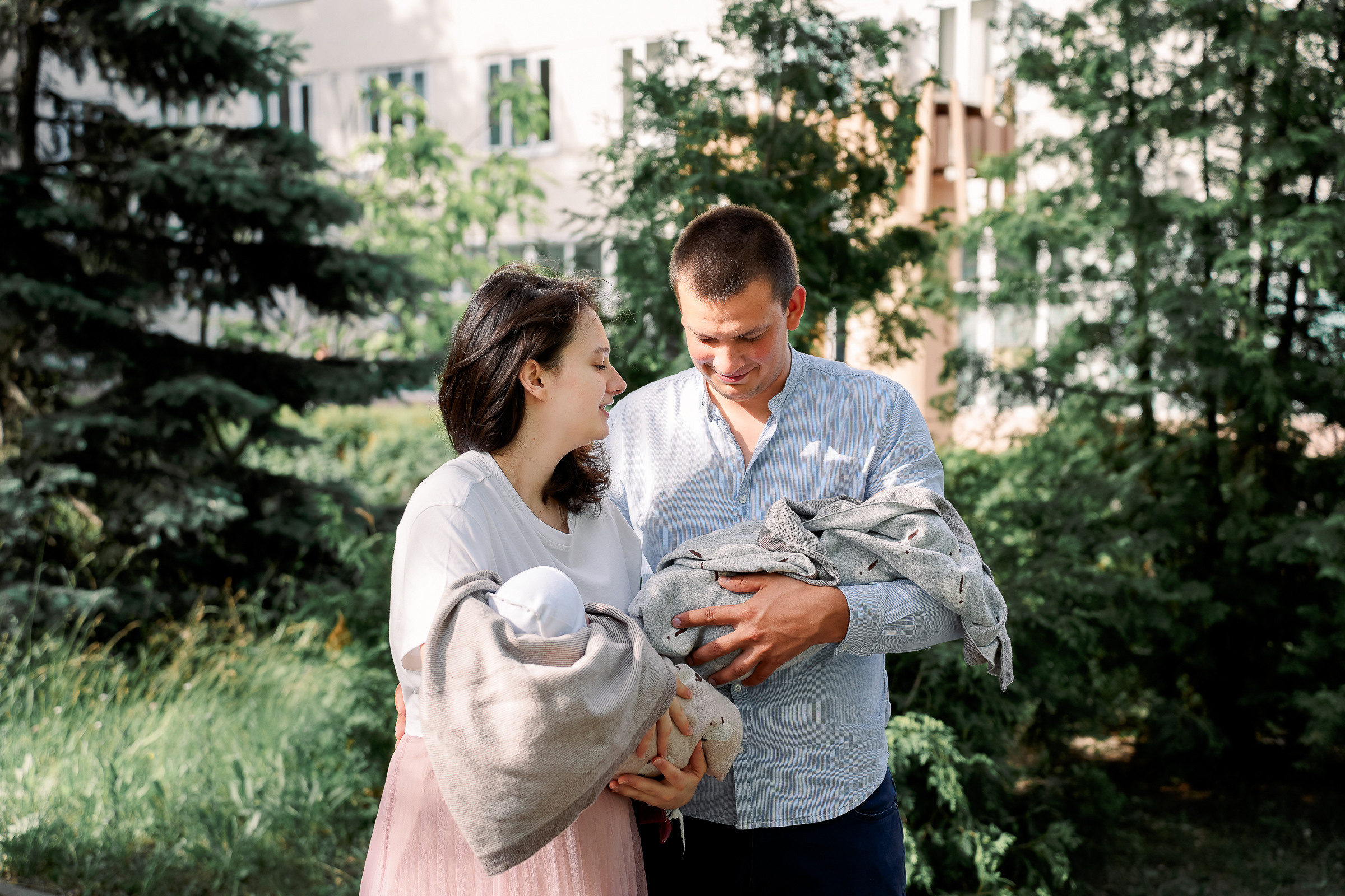 Портрет семьи с близнецами, которых выписали из роддома