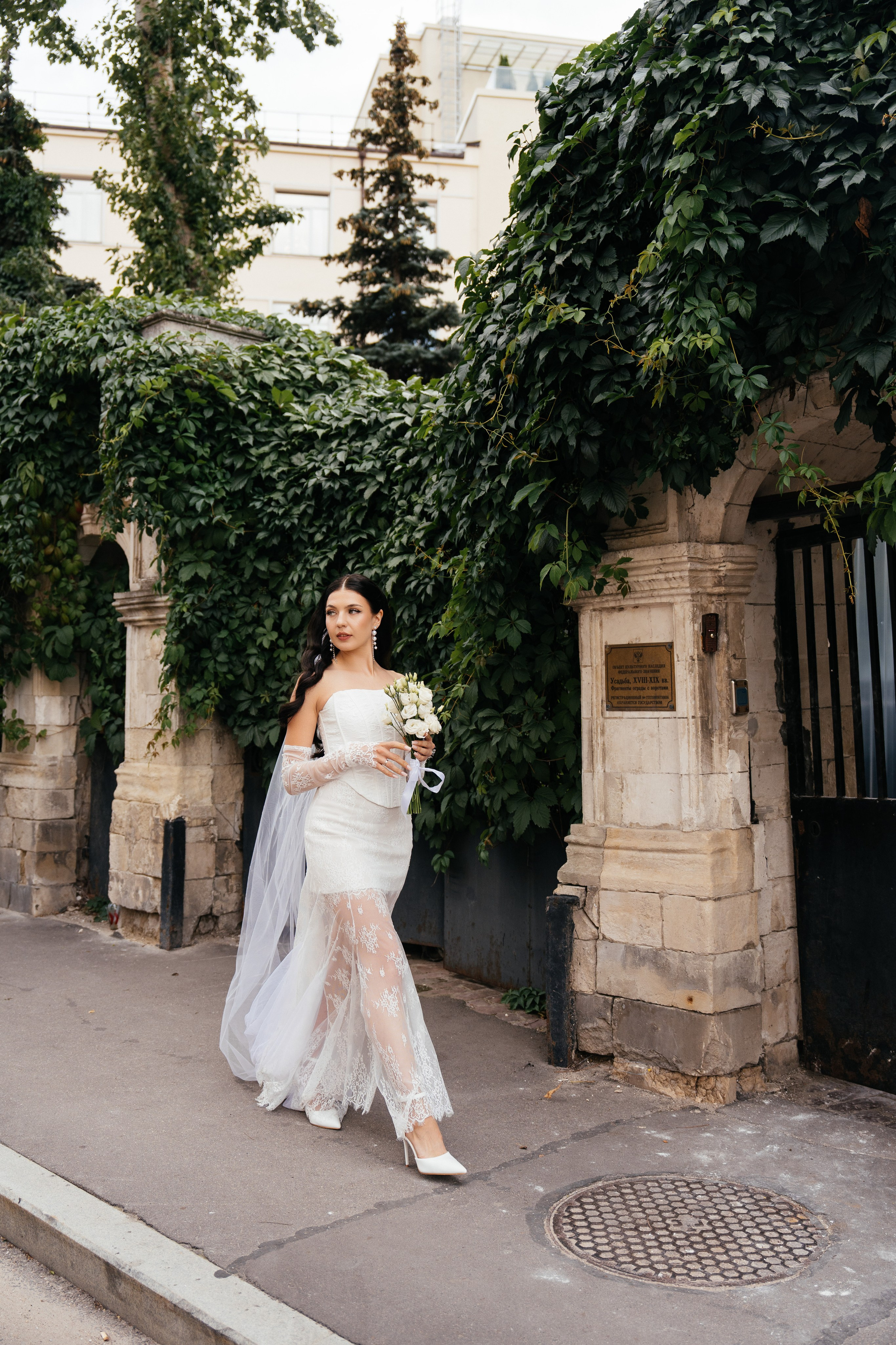 Свадебная фотосессия в Москве у высотки на Котельнической набережной. Свадебный фотограф в Москве Анна Полушина