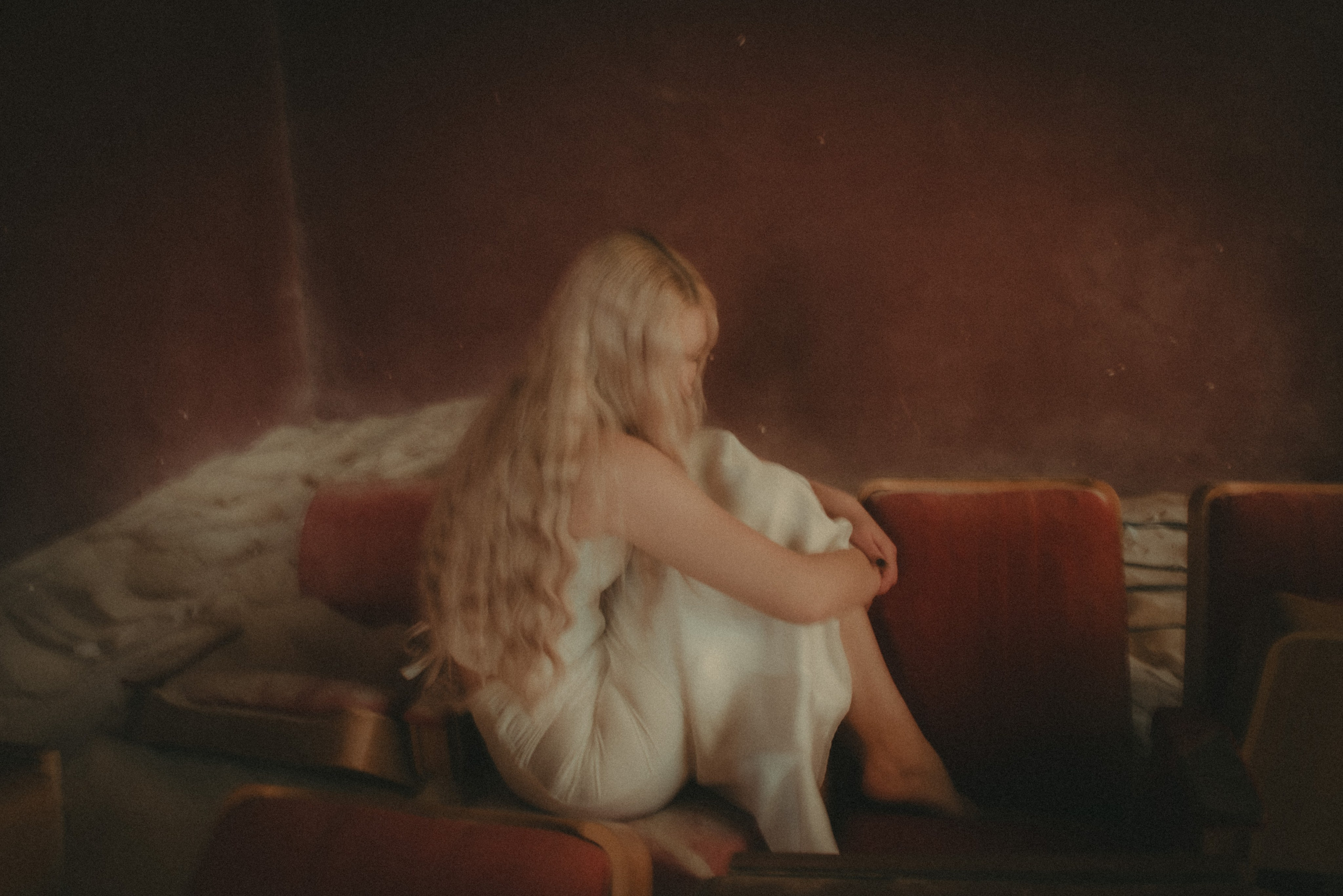 Господи, неужели это сняла я? Как я люблю то, что делаю!!!__________ Серия называется " Театр моей души" _________Вы знали, что фотографии и картины — это отражение внутреннего «я» автора? Каждое изображение несет в себе частичку моей души и моих эмоций.Я художник, и я вижу мир по-своему! А что видите вы?Какие чувства и мысли вызывает у вас моё творчество ? Делитесь своими впечатлениями в комментариях!P.S. Снимаю ли я коммерческие съёмки , репортажи ? Да, но с частичкой своей души.