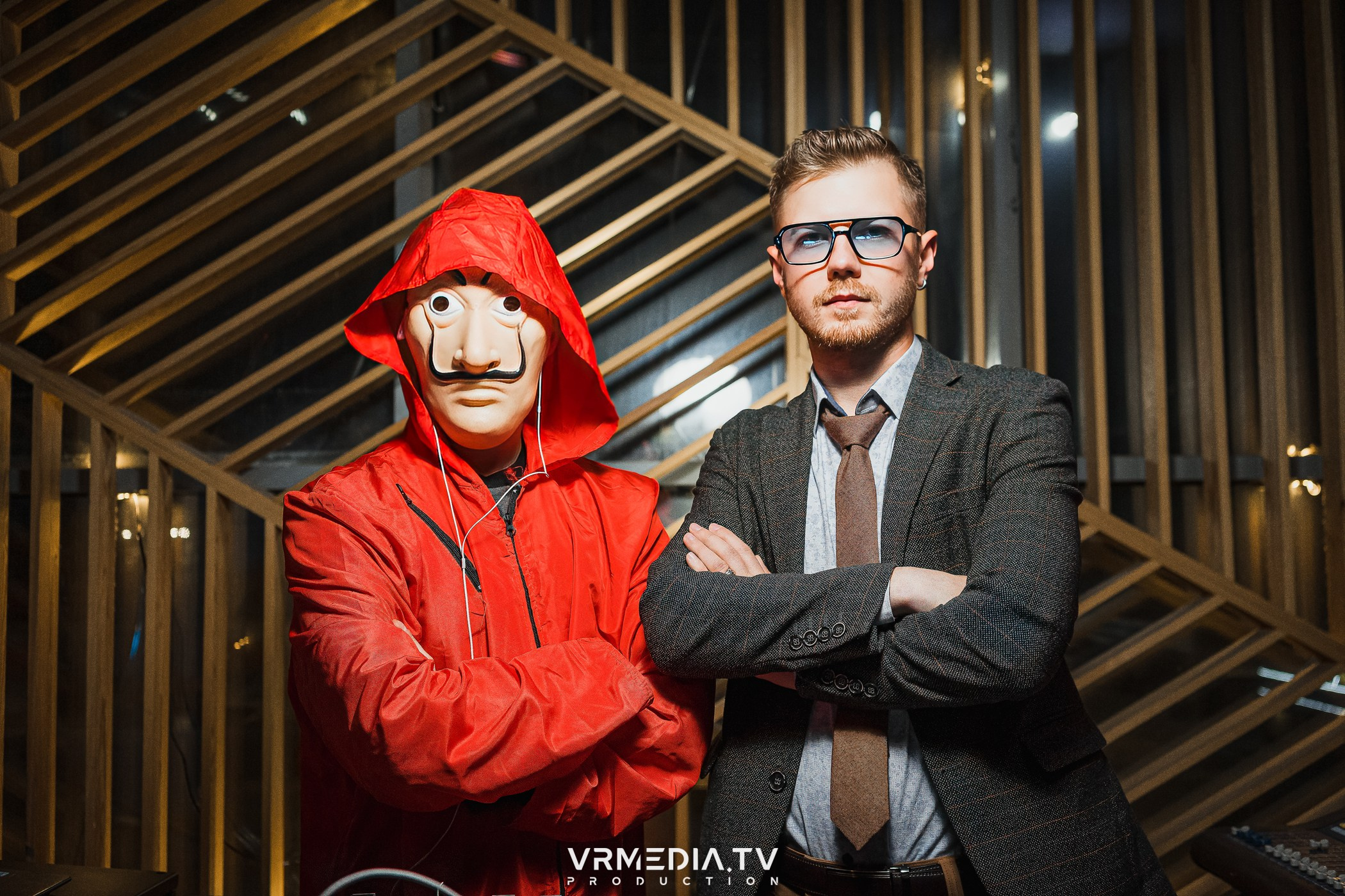 Бумажный дом в баре «Друзья»