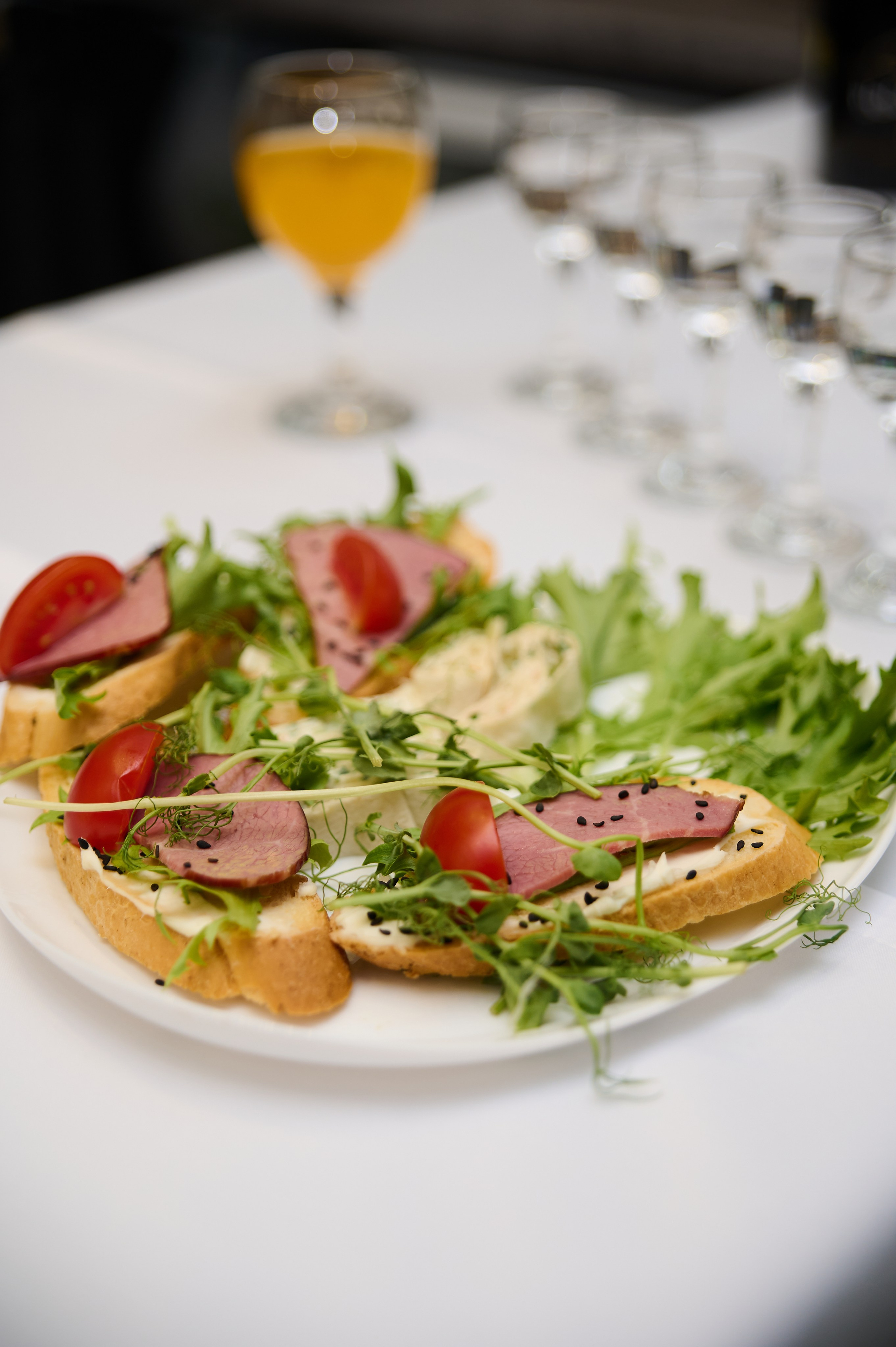 food фотограф Тимур Хабибуллин - бутерброд с зеленью и ломтиком мяса