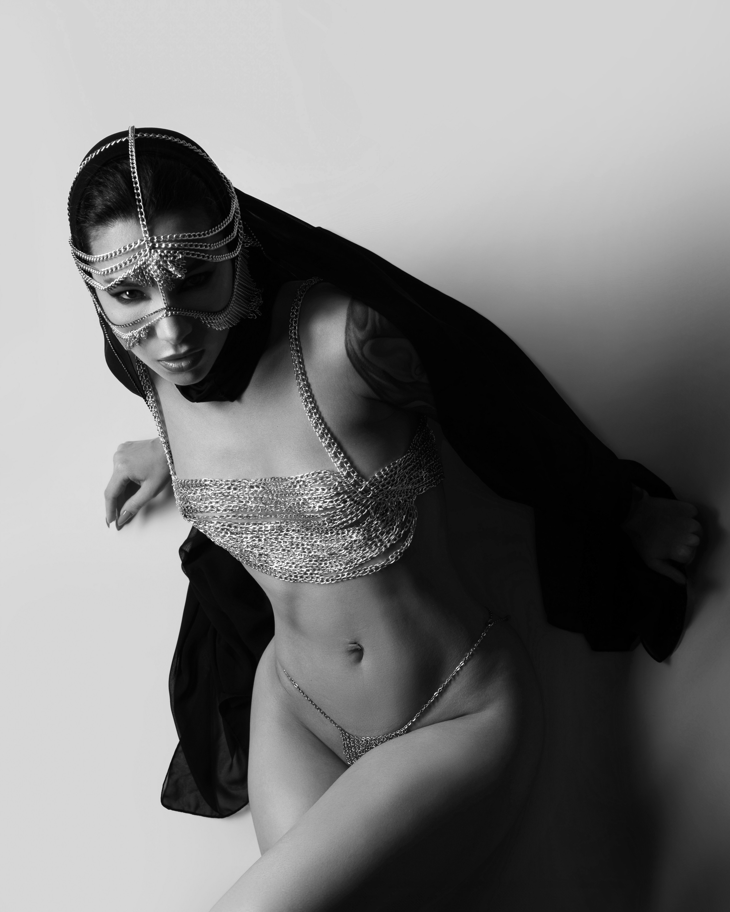 Восточный образ девушки для эротической фотосессии