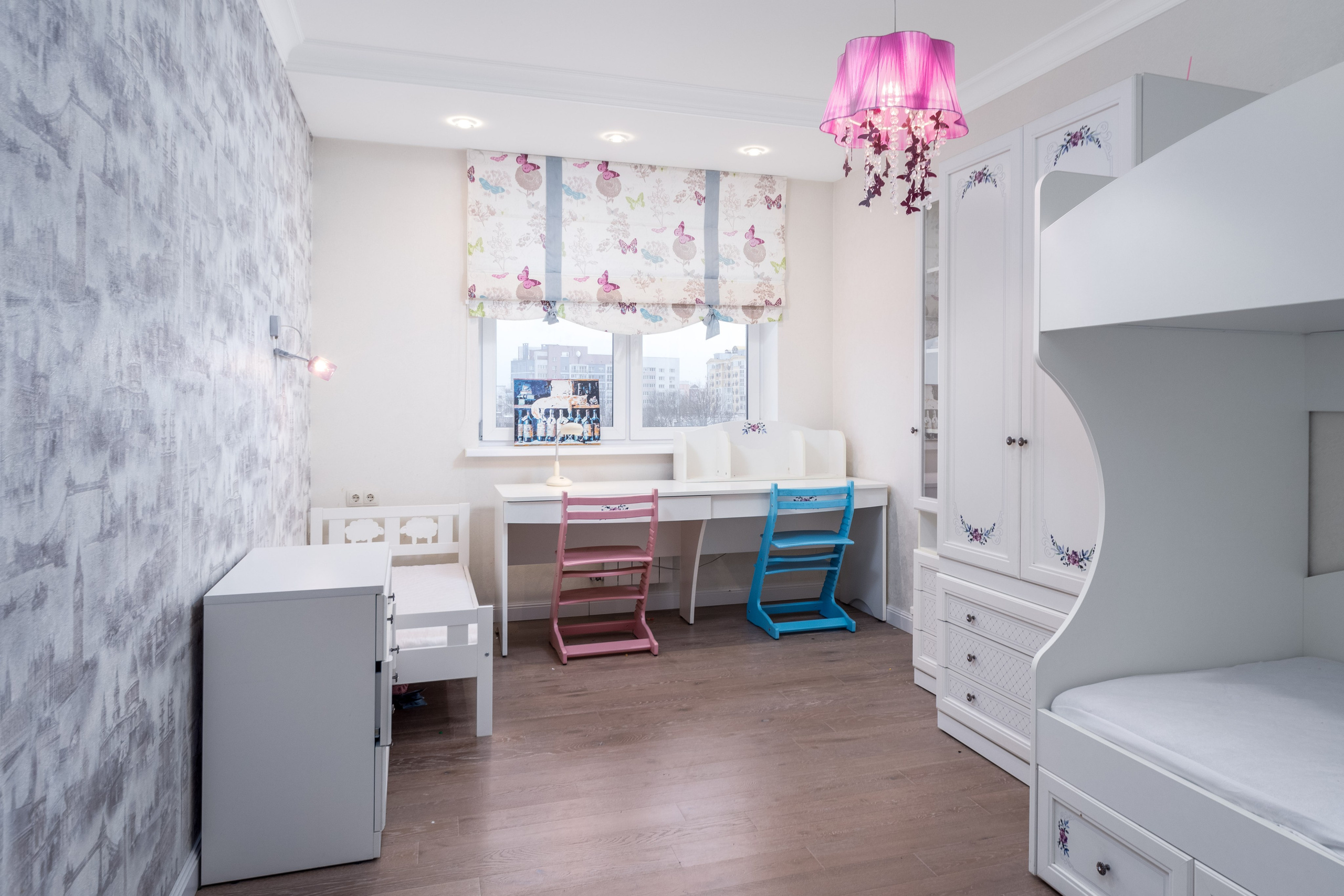 Зона рабочего места в детской в трёхкомнатной квартире в ЖК Дипломат