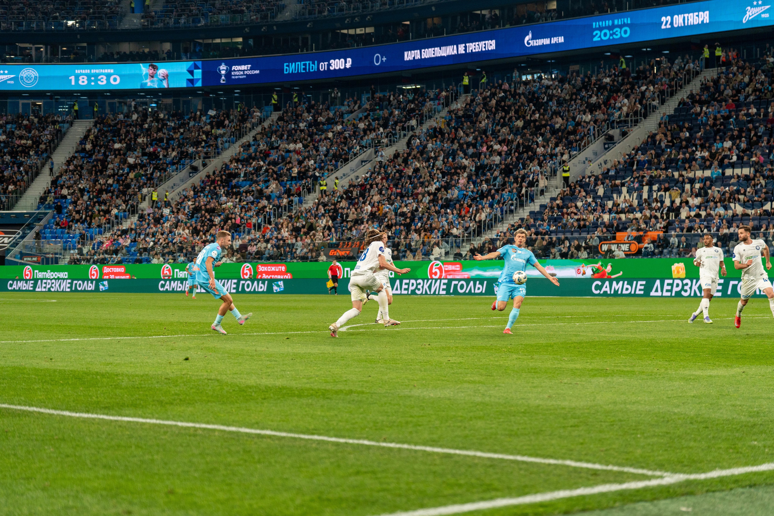 Игровой момент футбольного матча Зенит – Оренбург на Газпром Арене, репортажный фотограф спорт съёмка Санкт-Петербург