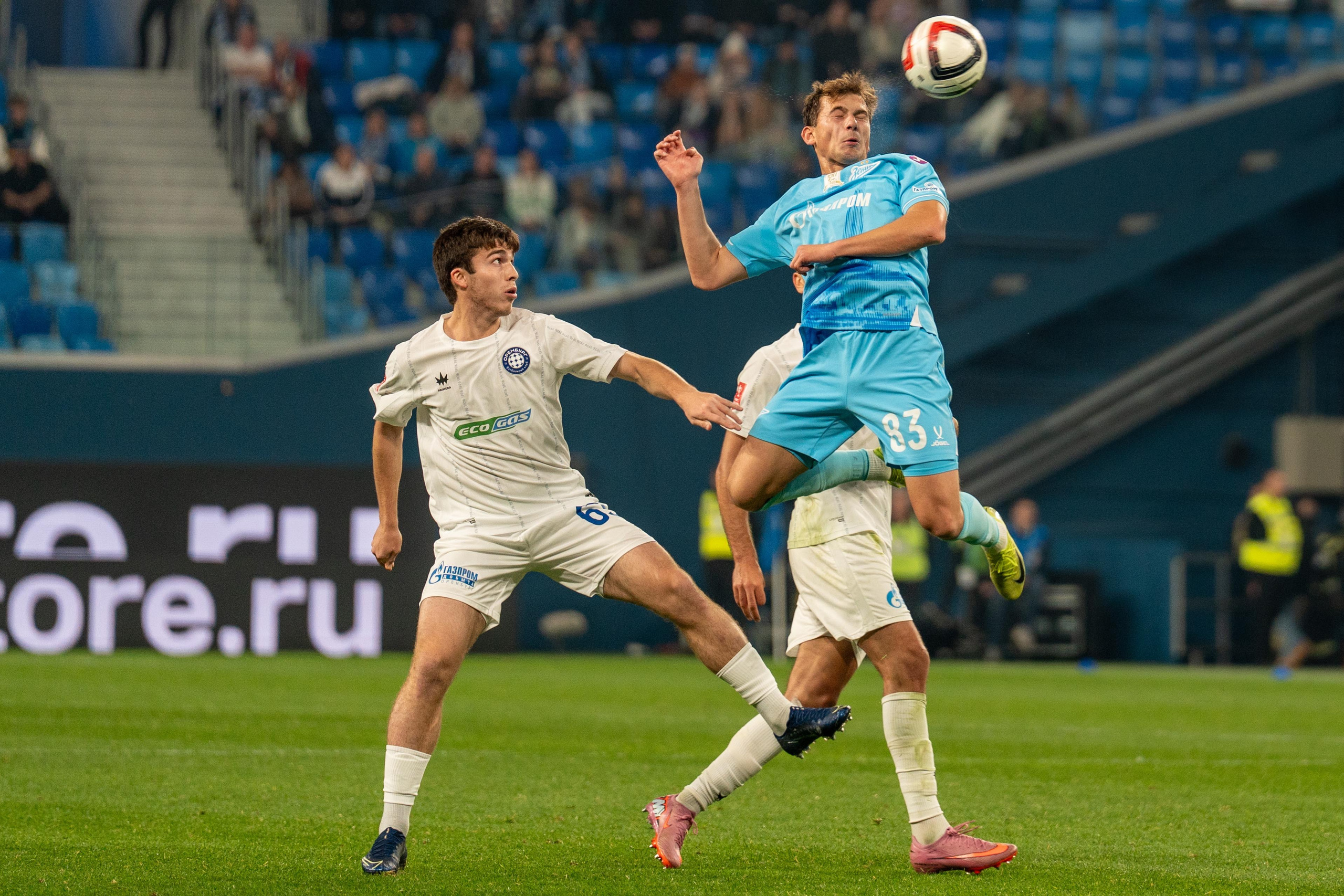 Зенит выигрывает верховую дуэль с Оренбургом на Газпром Арене