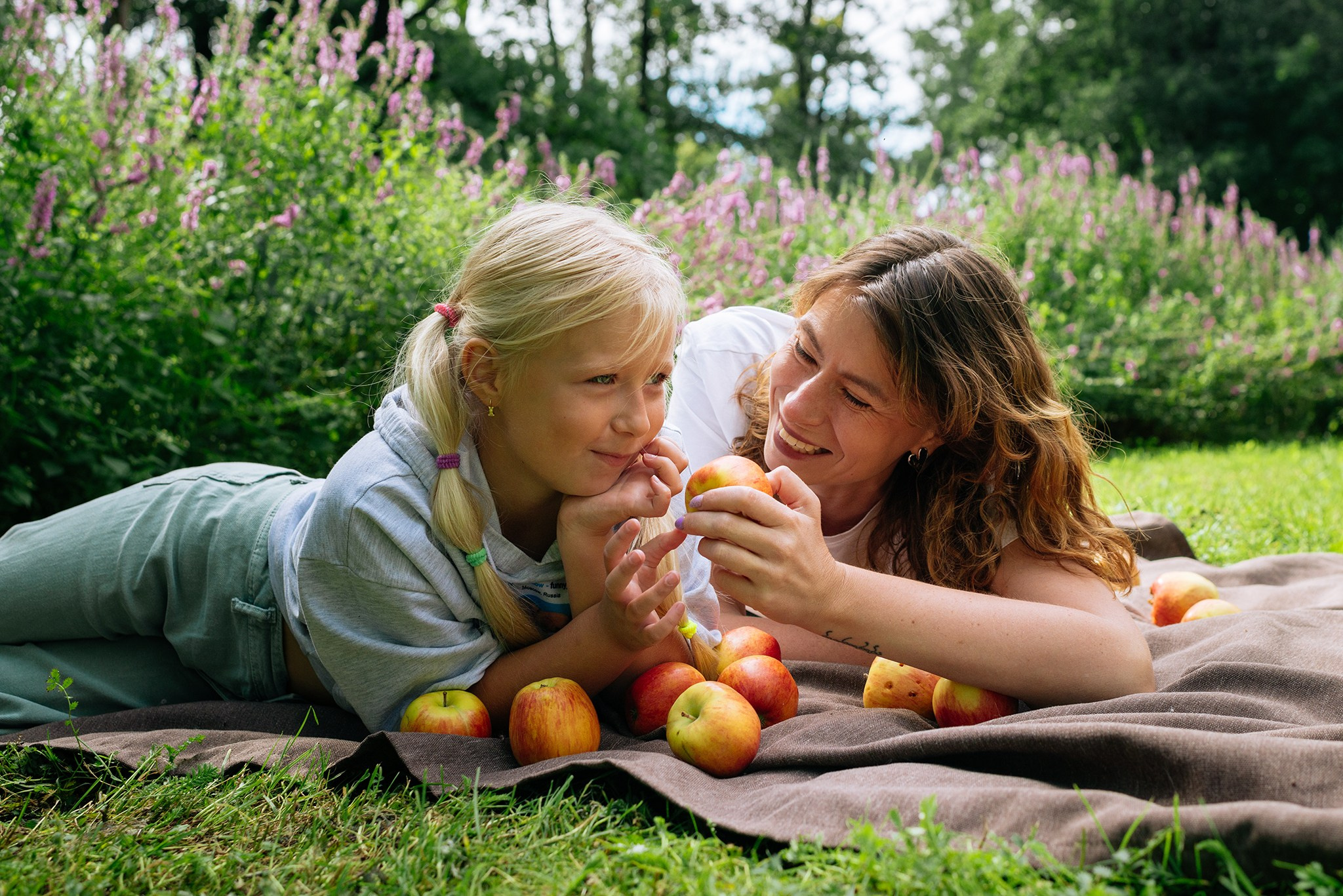 Юлия и Алиса. Летний пикник. Репортажный фотограф в Санкт-Петербурге Анастасия Клёпова