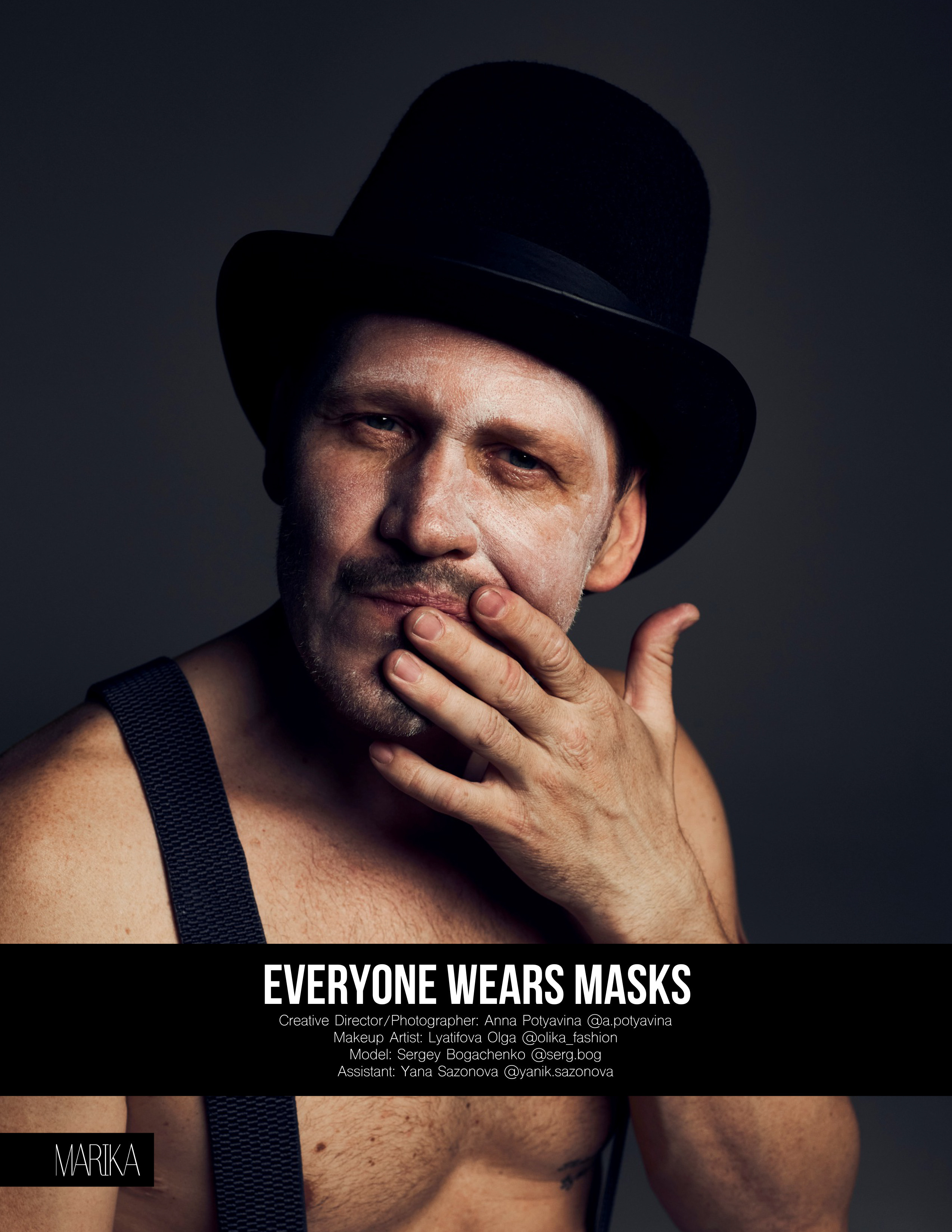 Портрет мужчины в черном цилиндре и подтяжках на голое тело, лицо раскрашено белым гримом