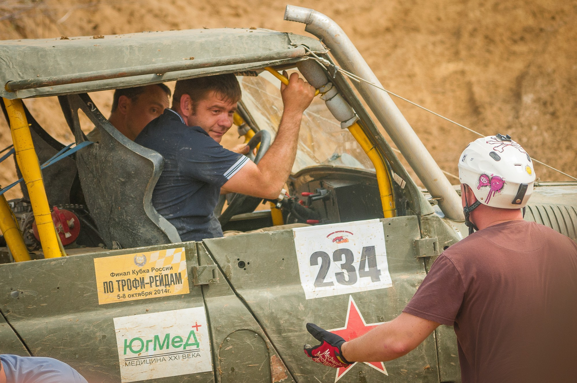 Штурман общается с другим водителем во время гонки