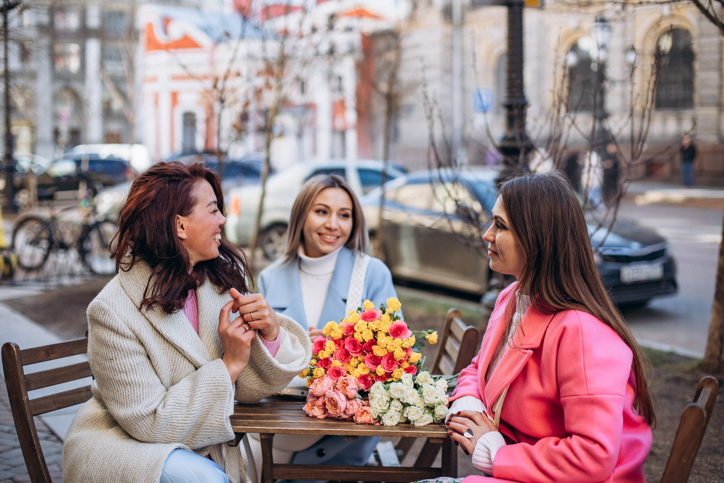 Анастасия с подругами в апреле. Фотопрогулка в Петербурге. Индивидуальный и семейный фотограф в Санкт-Петербурге