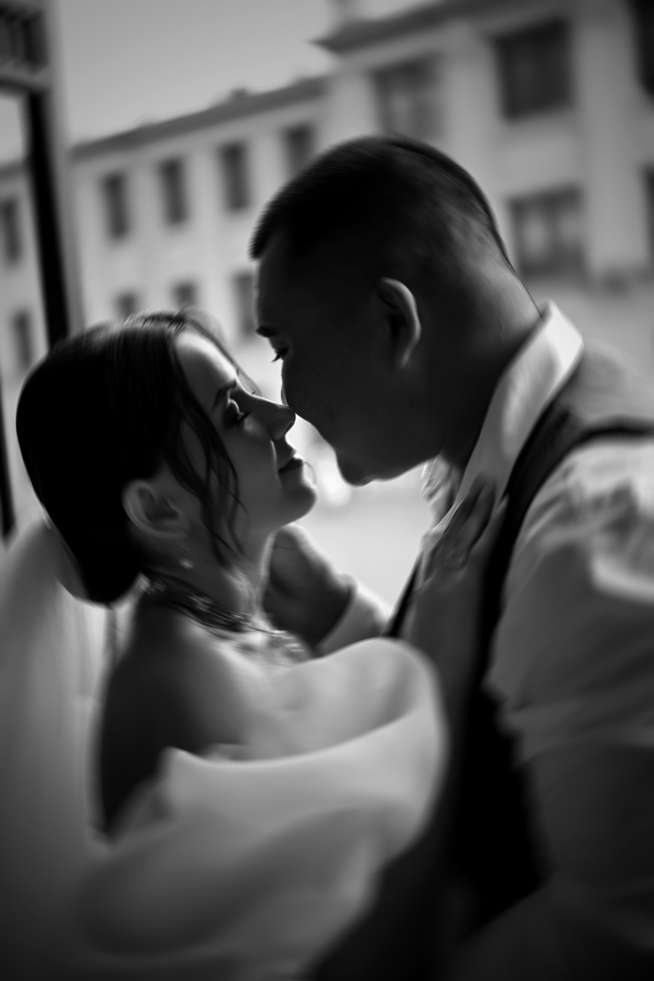 Небольшая свадебная серия в музее и прогулкой под дождем Эльмиры и Ризата. Свадебный, семейный, детский, контент фотограф в Омске Максим Ильин