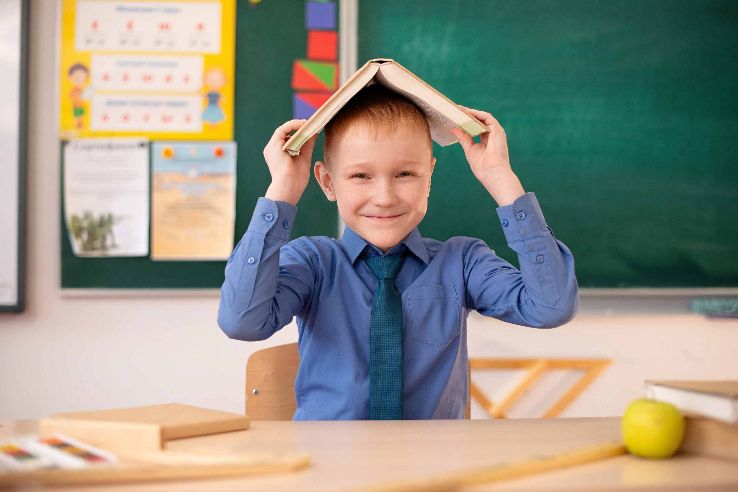 Профессиональная фотография ученика средней школы города Сургут, качественная съемка для школьного альбома, выпускник 2026 года.