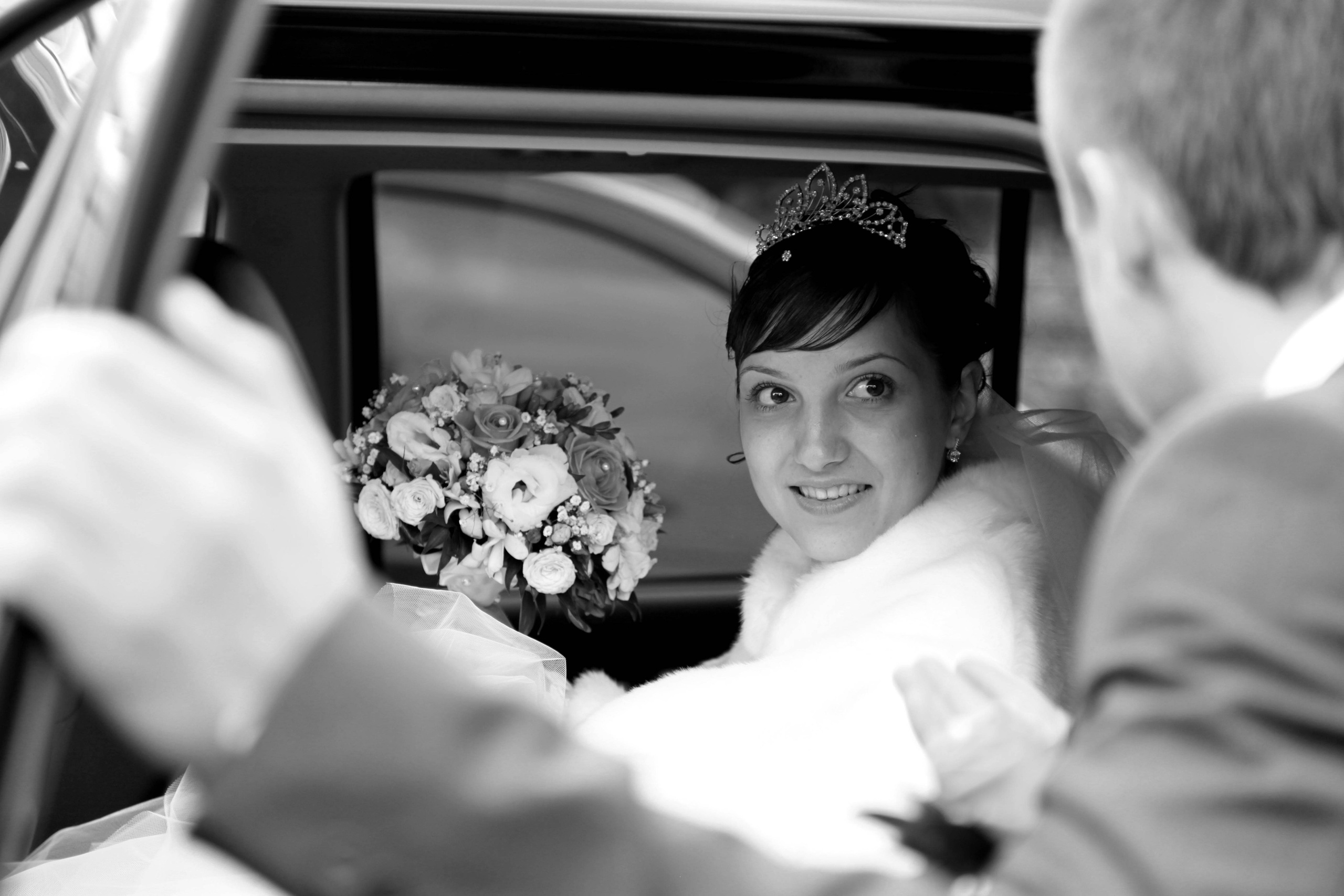 kogan.studio - жених открывает дверь невесте