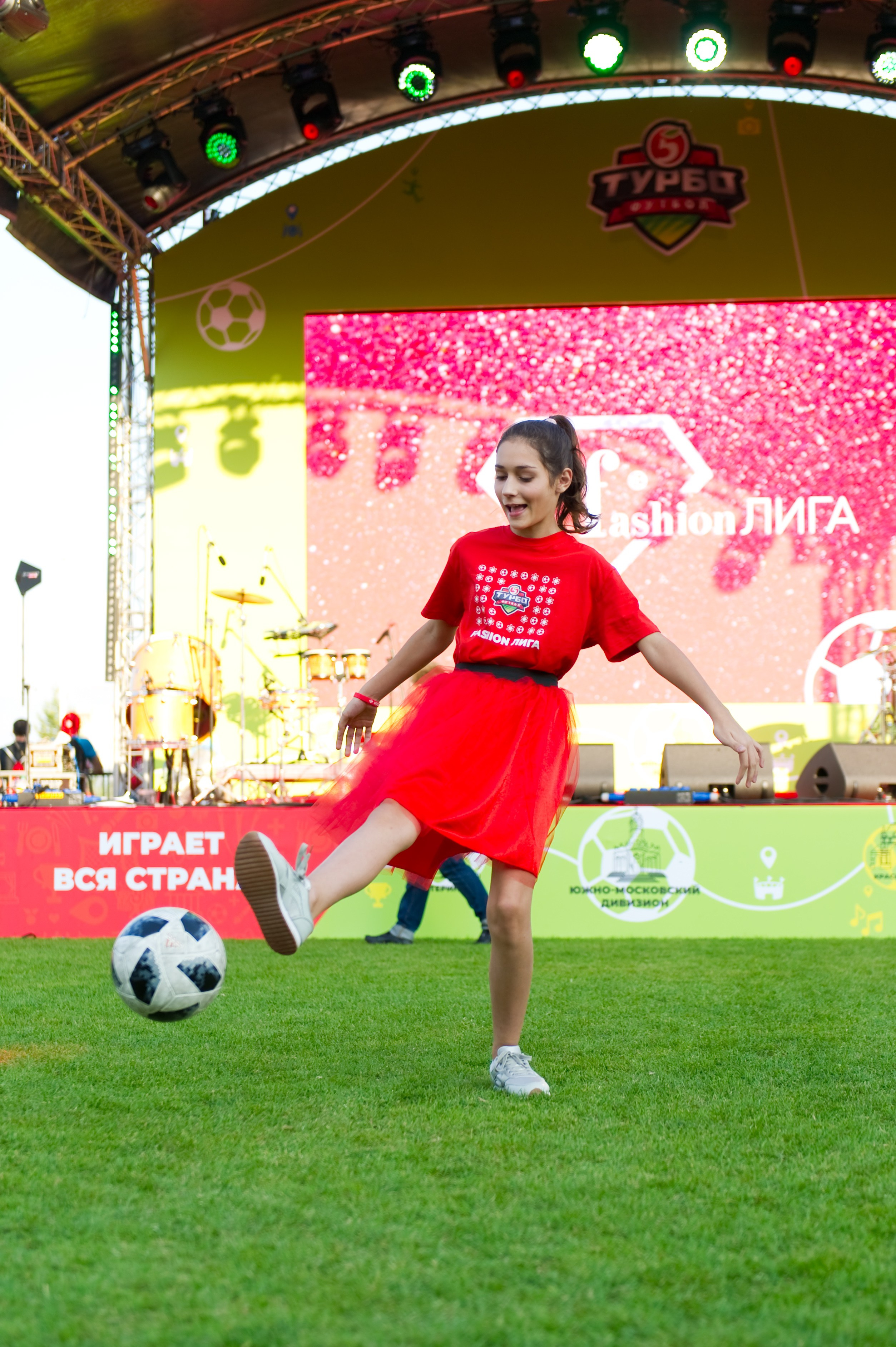 Турбофутбол (корпоративное соревнование «Пятерочки»). Репортажный фотограф и видеограф Слава Думчев. Тимбилдинги, отчетники, корпоративы