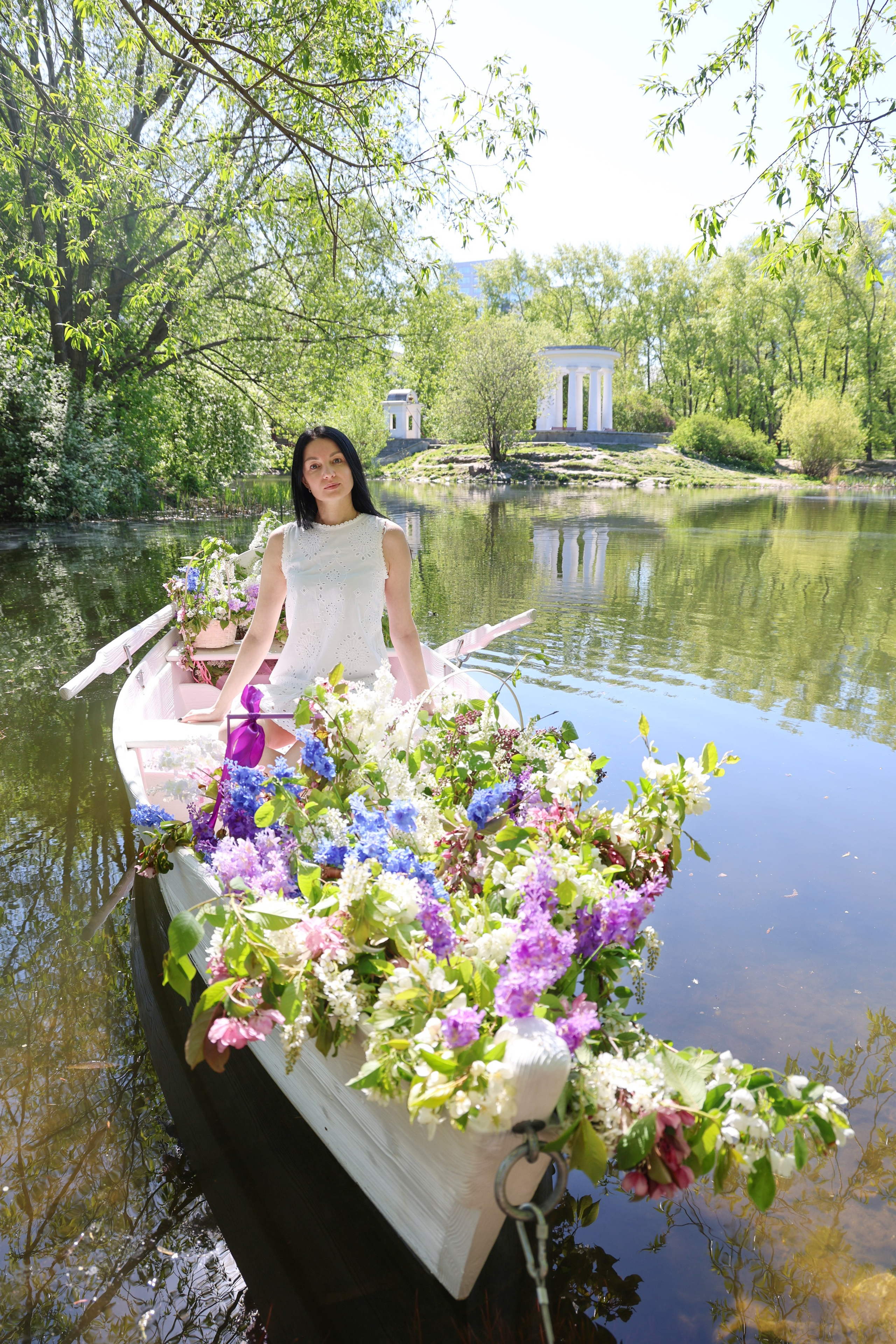 Фотосессия в лодке, лодка, озеро, платье, книга, шляпа, зонт, перчатки, весла, лето. Свадебный, семейный, женский и детский фотограф из Екатеринбурга