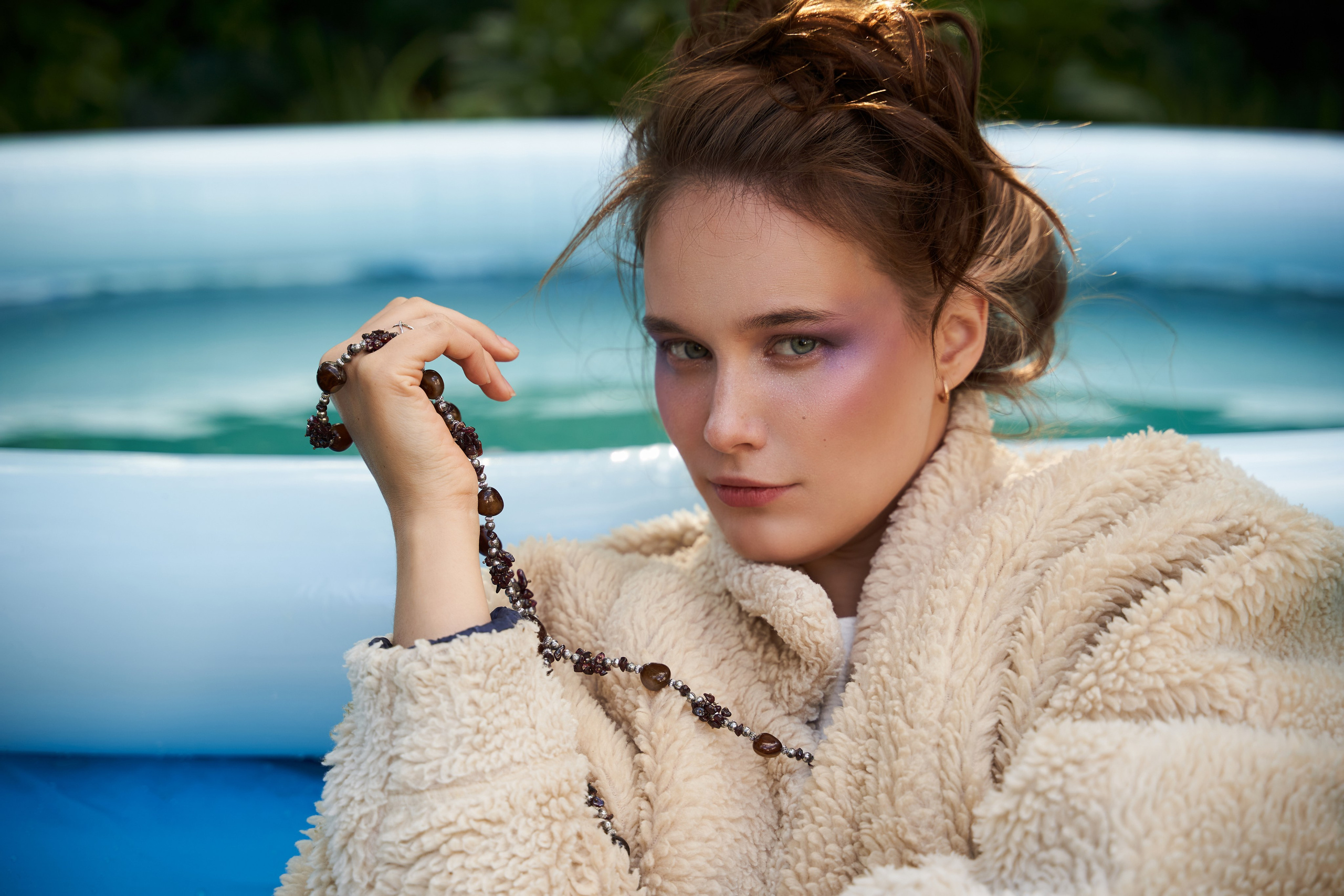 Лиза: съёмка в стиле сельского Vogue на заднем дворе. Фотограф в Москве Анастасия Баева