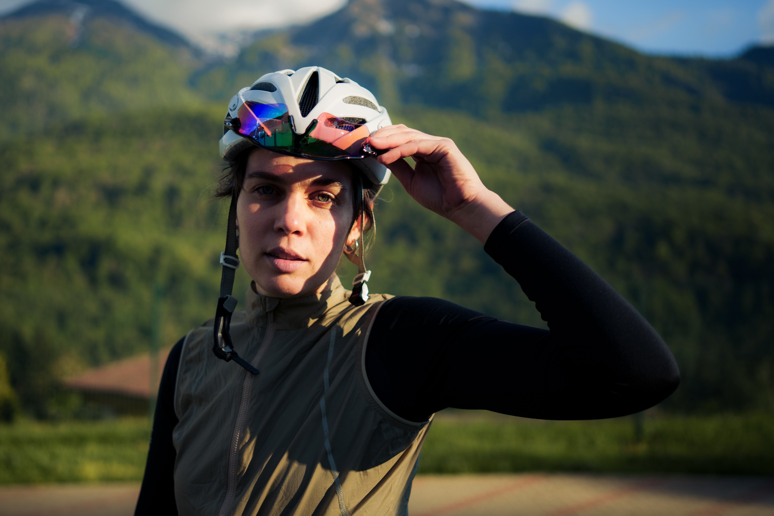 портрет девушки на фоне гор