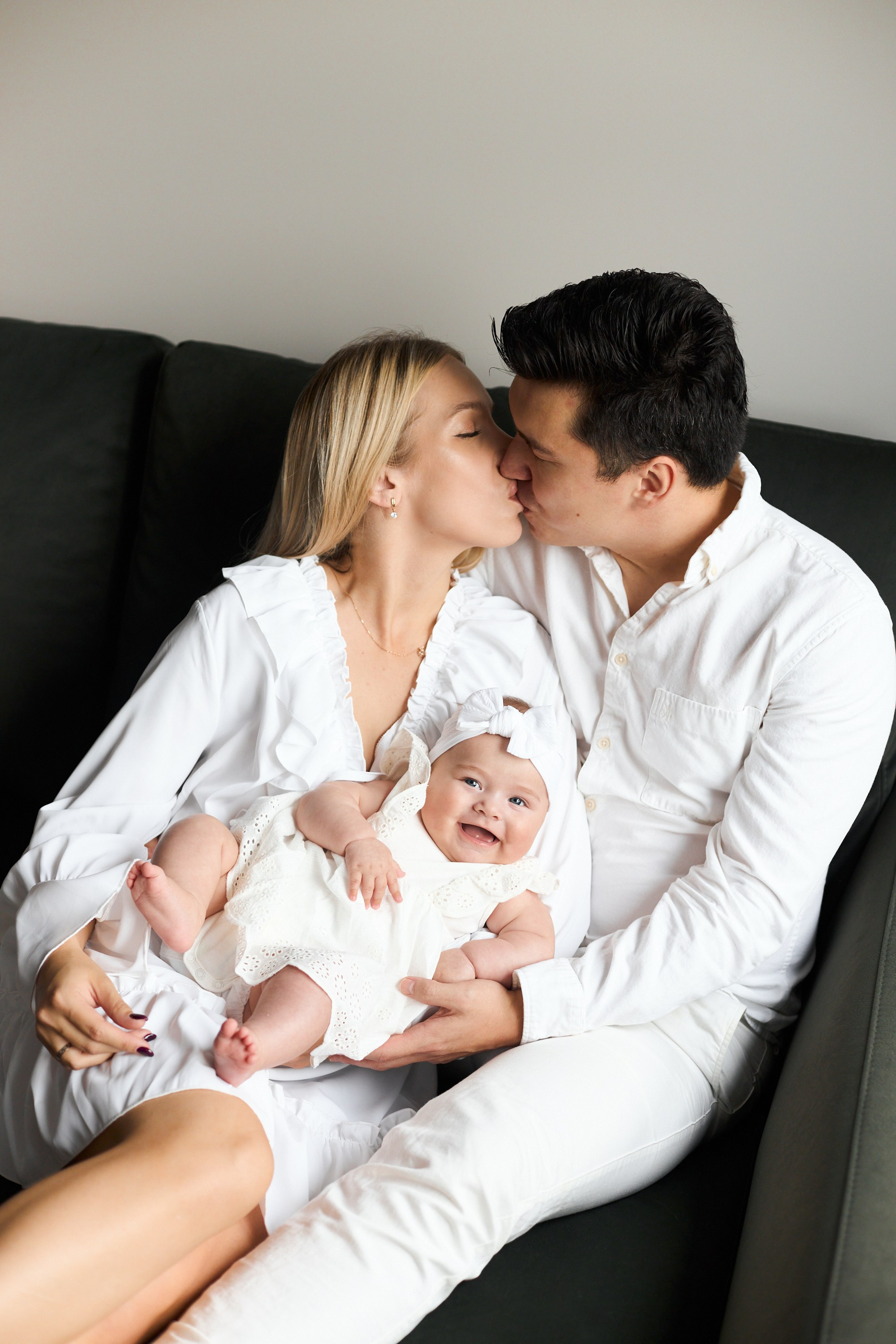 Семейная фотосессия Екатеринбург фотограф семейный фотосет в студии дома Екб заказать цена съемка детей родителей фотосъемка семьи Екб. Фотограф Екатеринбург Анастасия Жерновская | Маркетплейсы и нейрофото