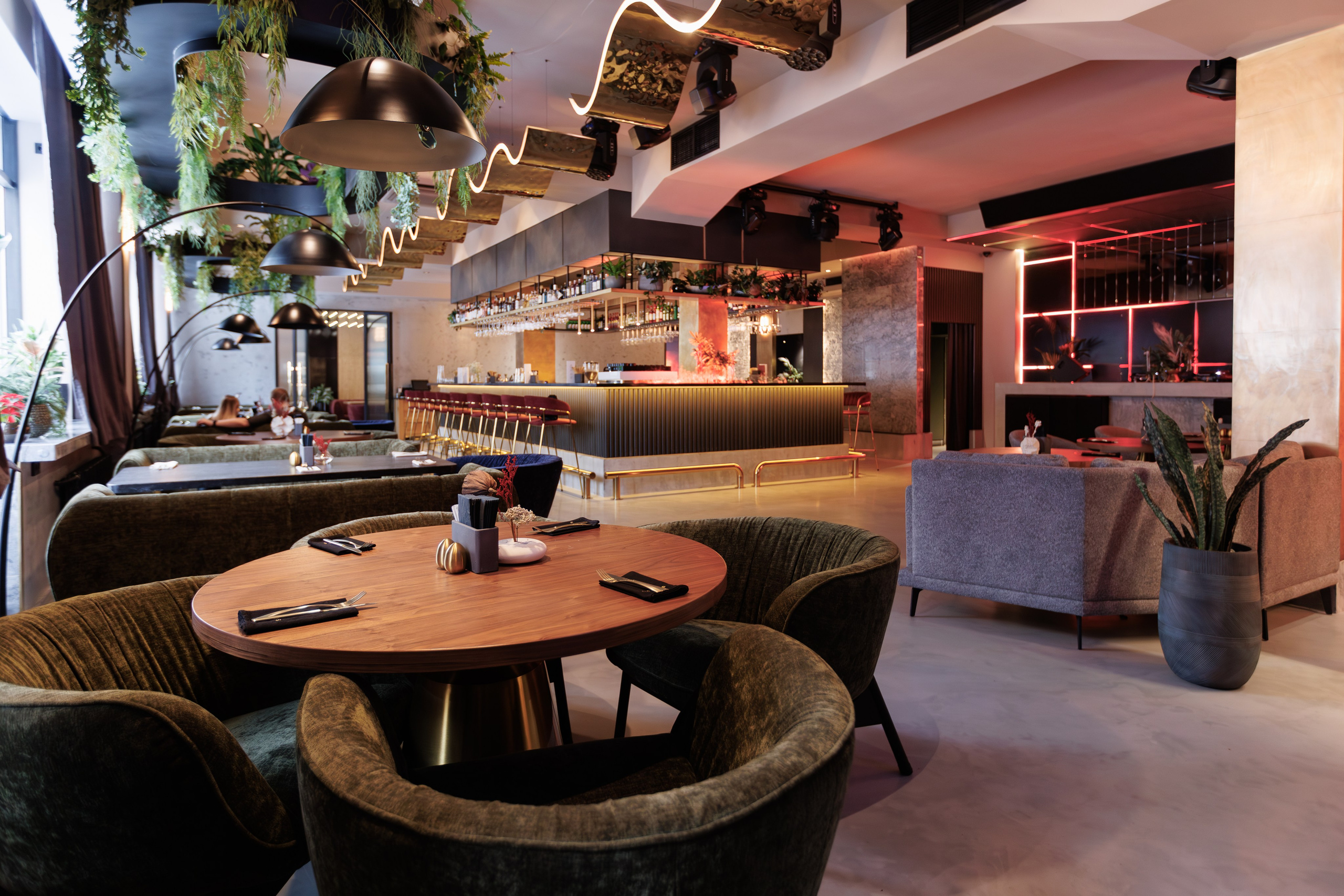 Фотограф для интерьерной съемки ресторана. Контент для бизнеса в Екатеринбурге Полдень Медиа