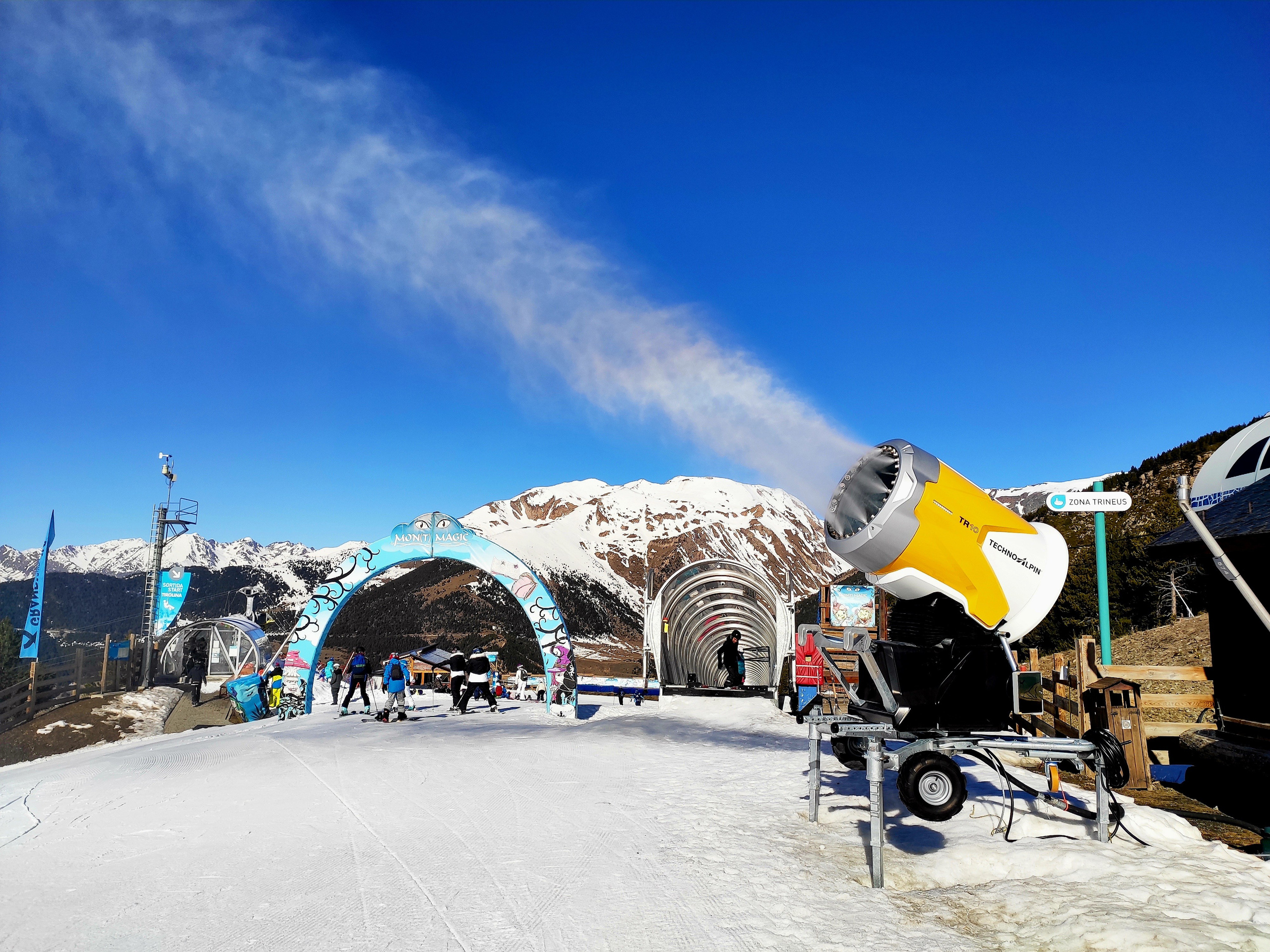 Там где снег подтаивает, его досыпают из пушек постоянно