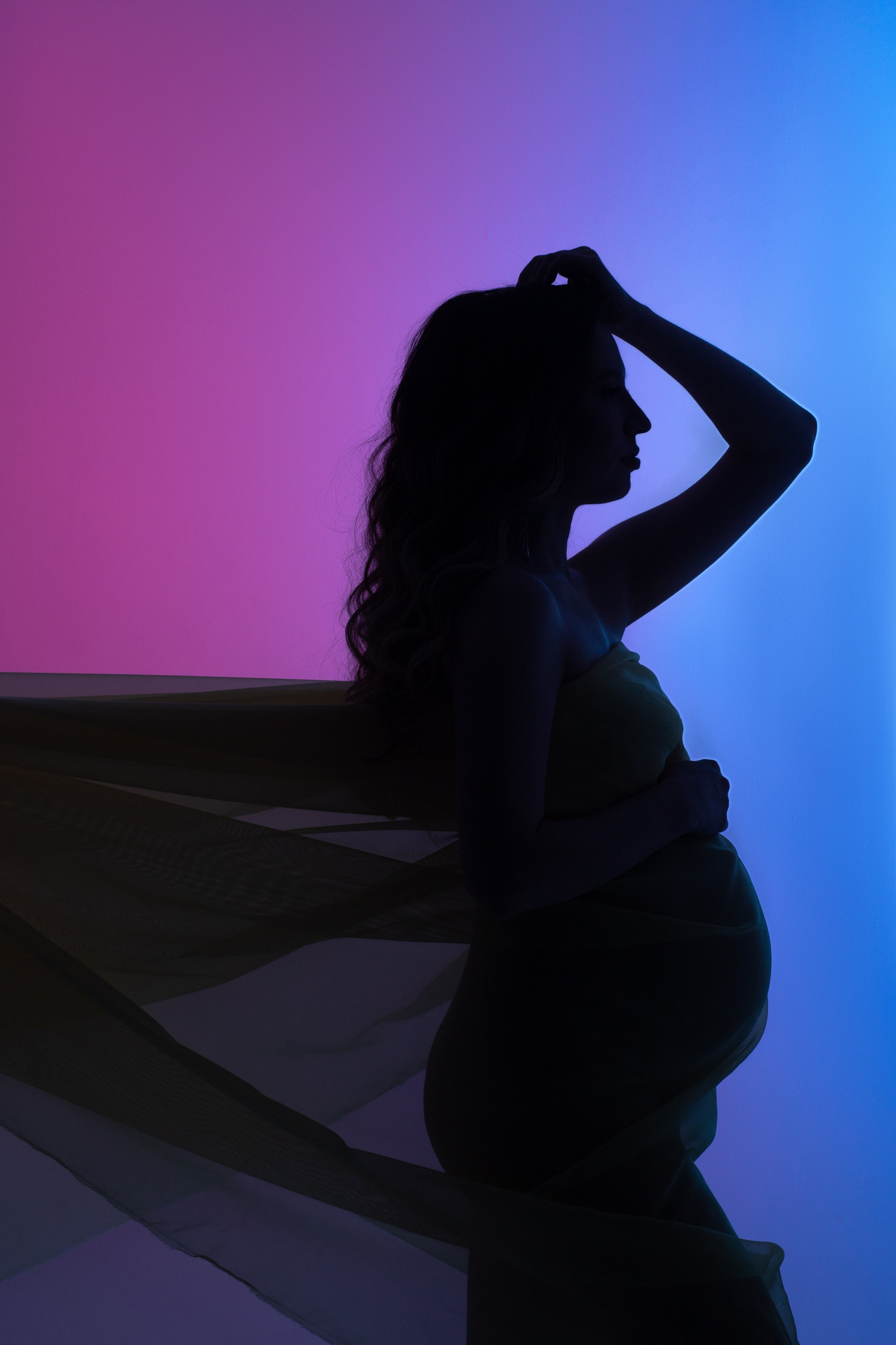 Силуэтные фото беременности. Черно-белые фото беременных. фотосессия беременности в Иркутске. Фотограф беременных в Иркутске. Фотосессия с цветным светом в студии