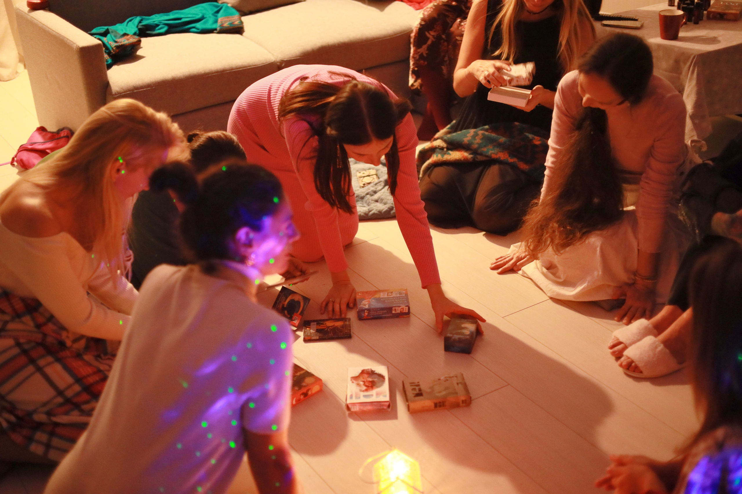 Women circle. Family, portrait, content photo in Costa Rica Evgeniya Besprozvannykh