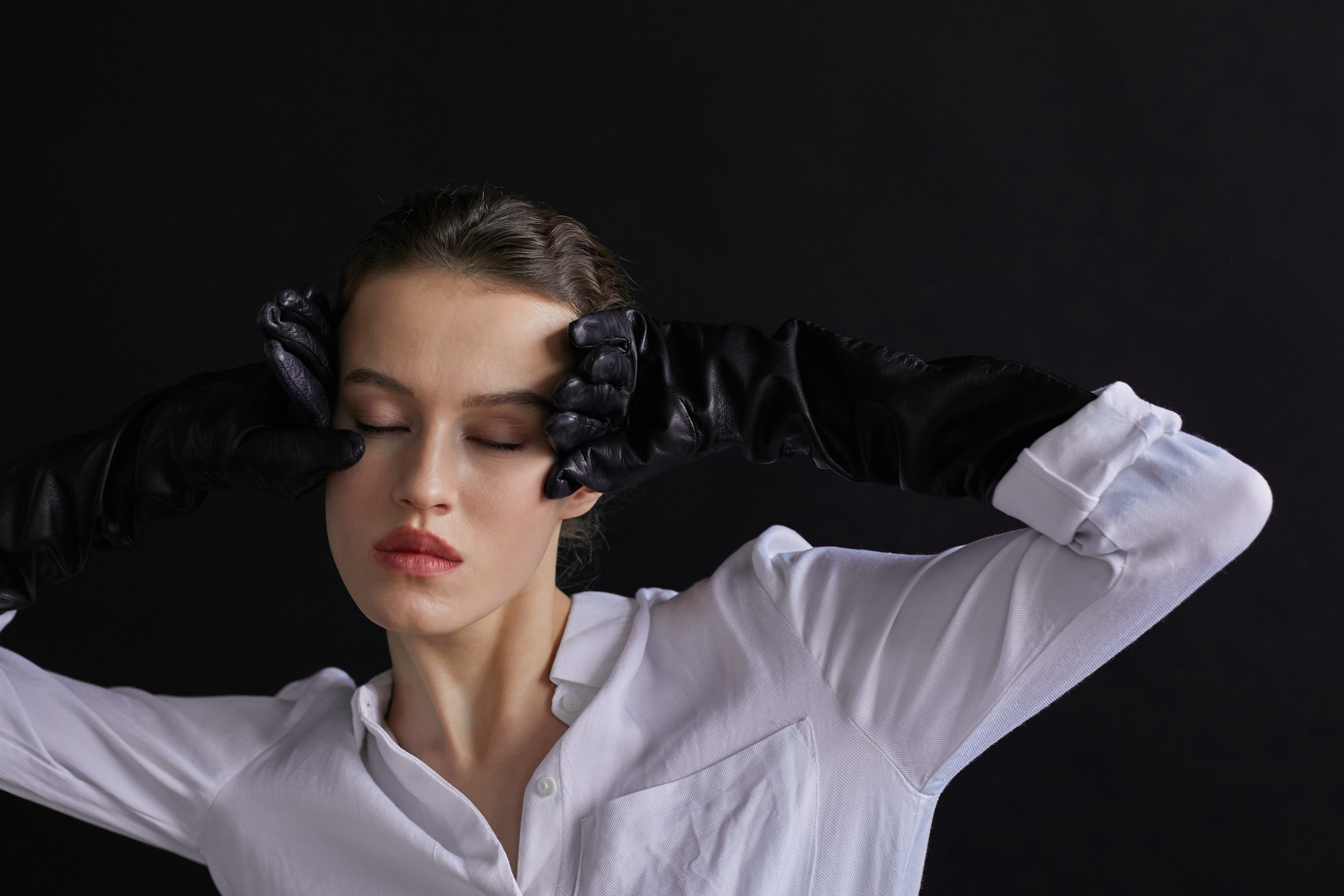Фотограф в Москве. Студия. Студийный портрет. Девушка в черных кожаных перчатках и строгом костюме на черном фоне. Женский портрет. Воркшоп.