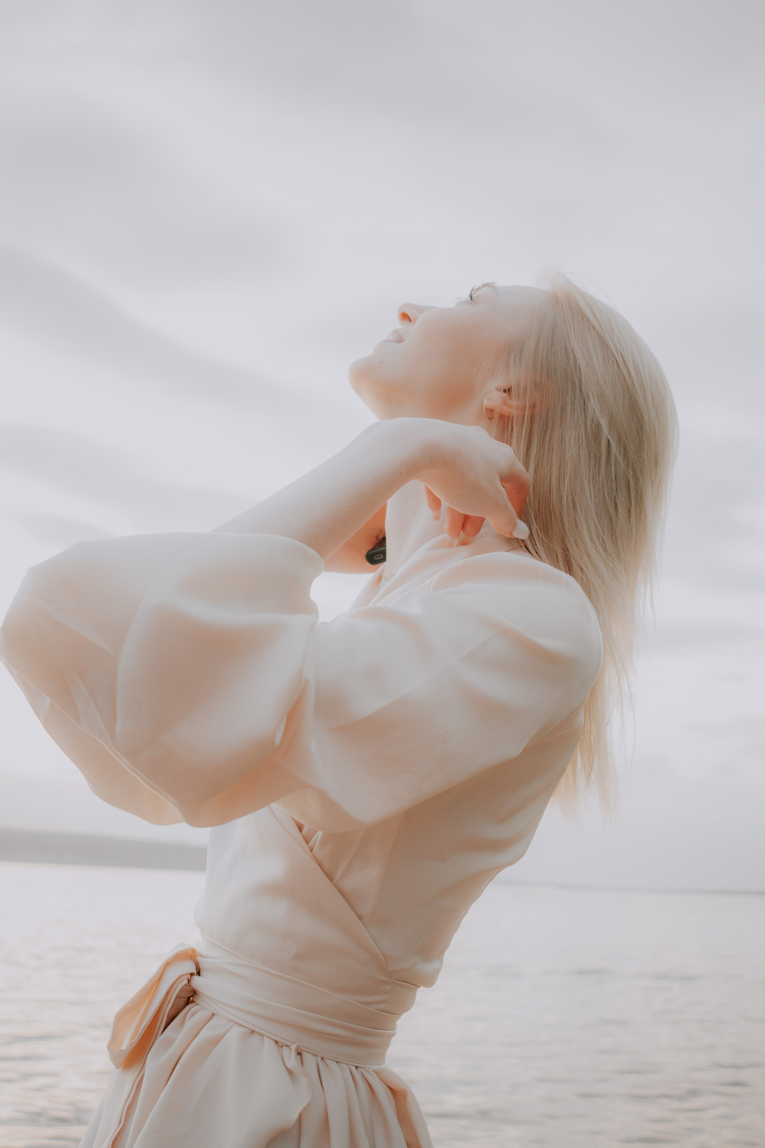 Индивдиуальная фотосессия в кремовых оттенках. Девушка в белом платье на фоне моря