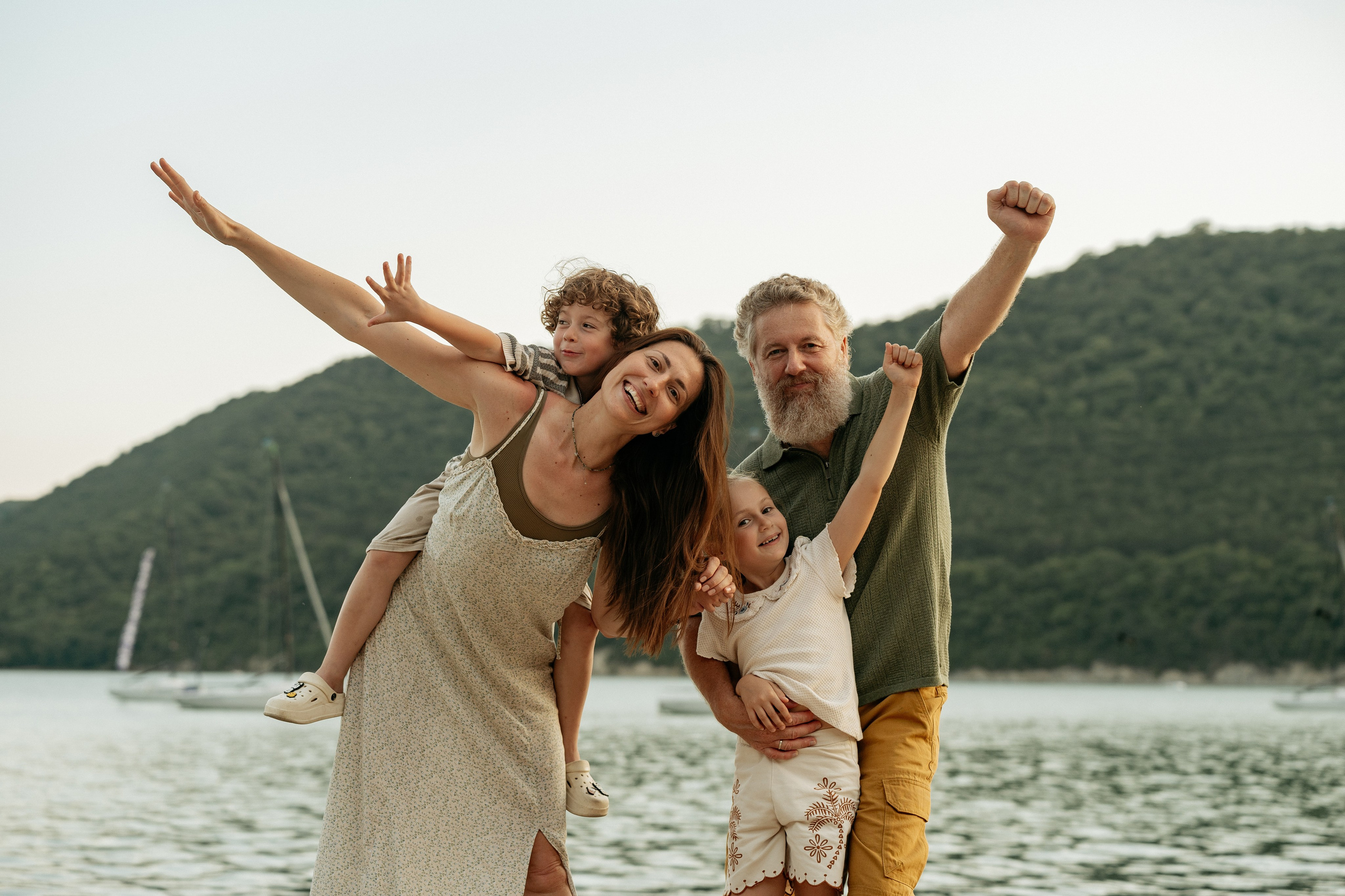 Фотограф Абрау-Дюрсо запечатлел искренние эмоции семьи на природе