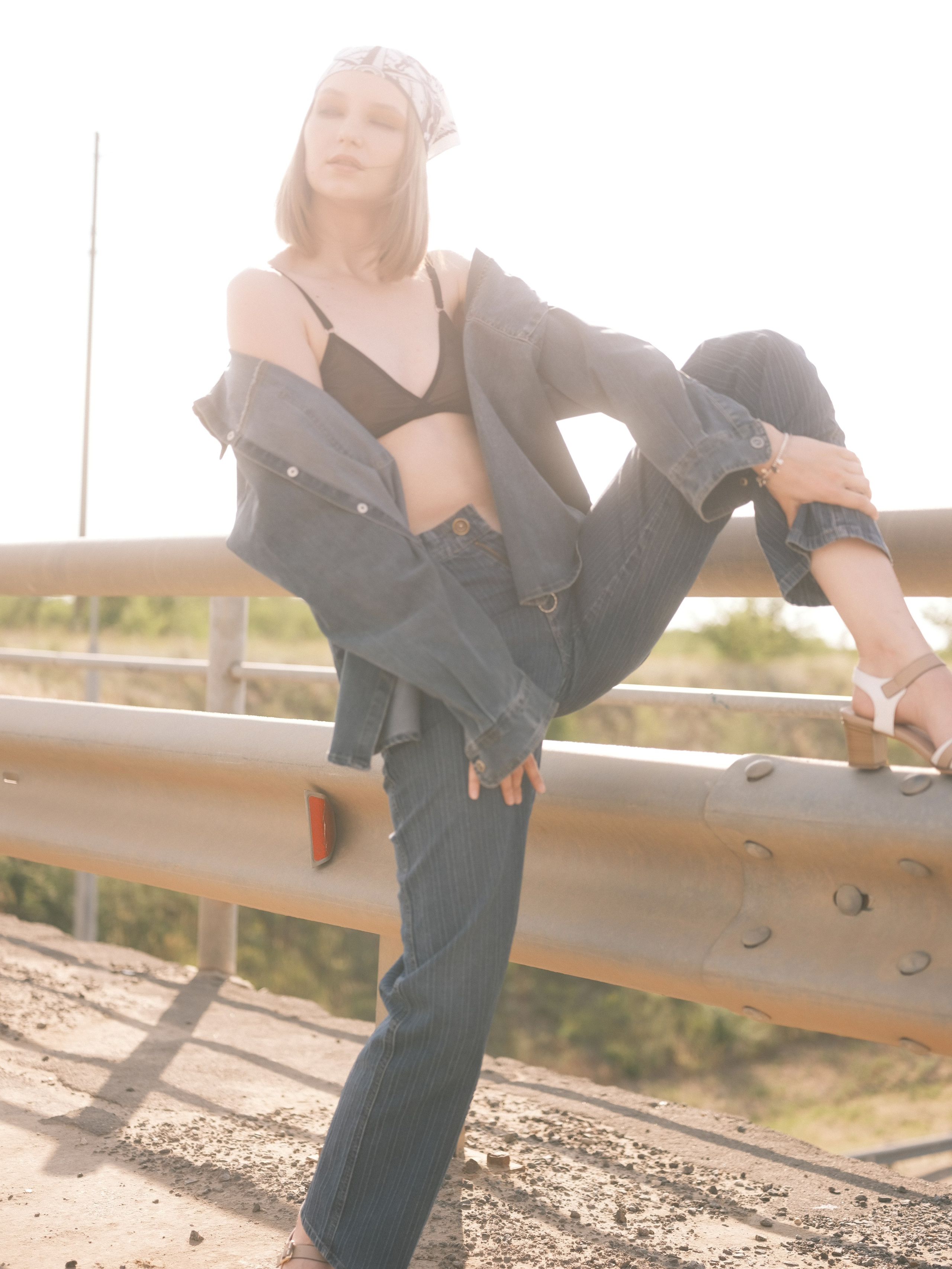 Портрет молодой женщины в летнем платье на фоне аллеи Дубовой рощи в Волжском