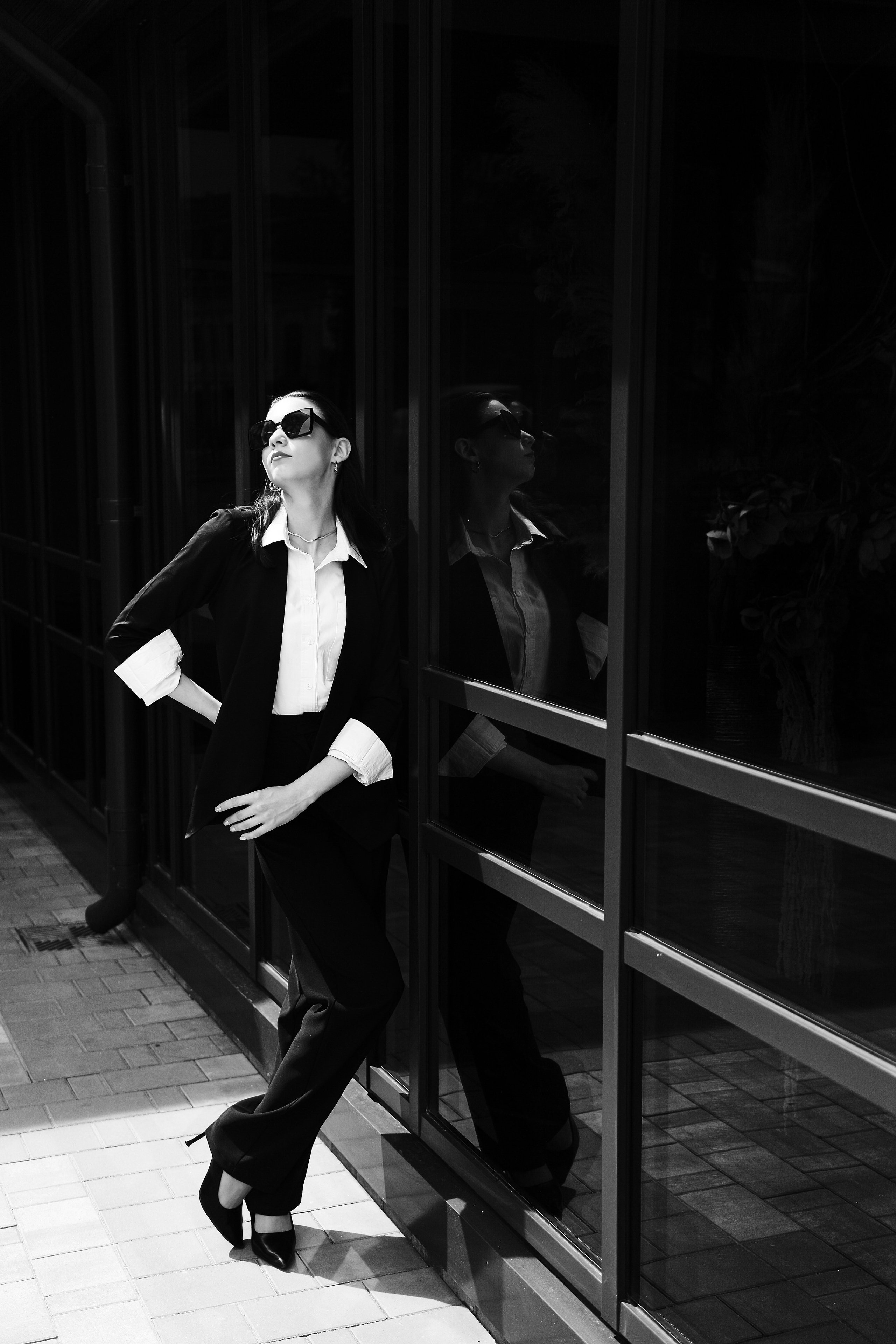 Чёрно-белое фото: красивая девушка в чёрном деловом стиле