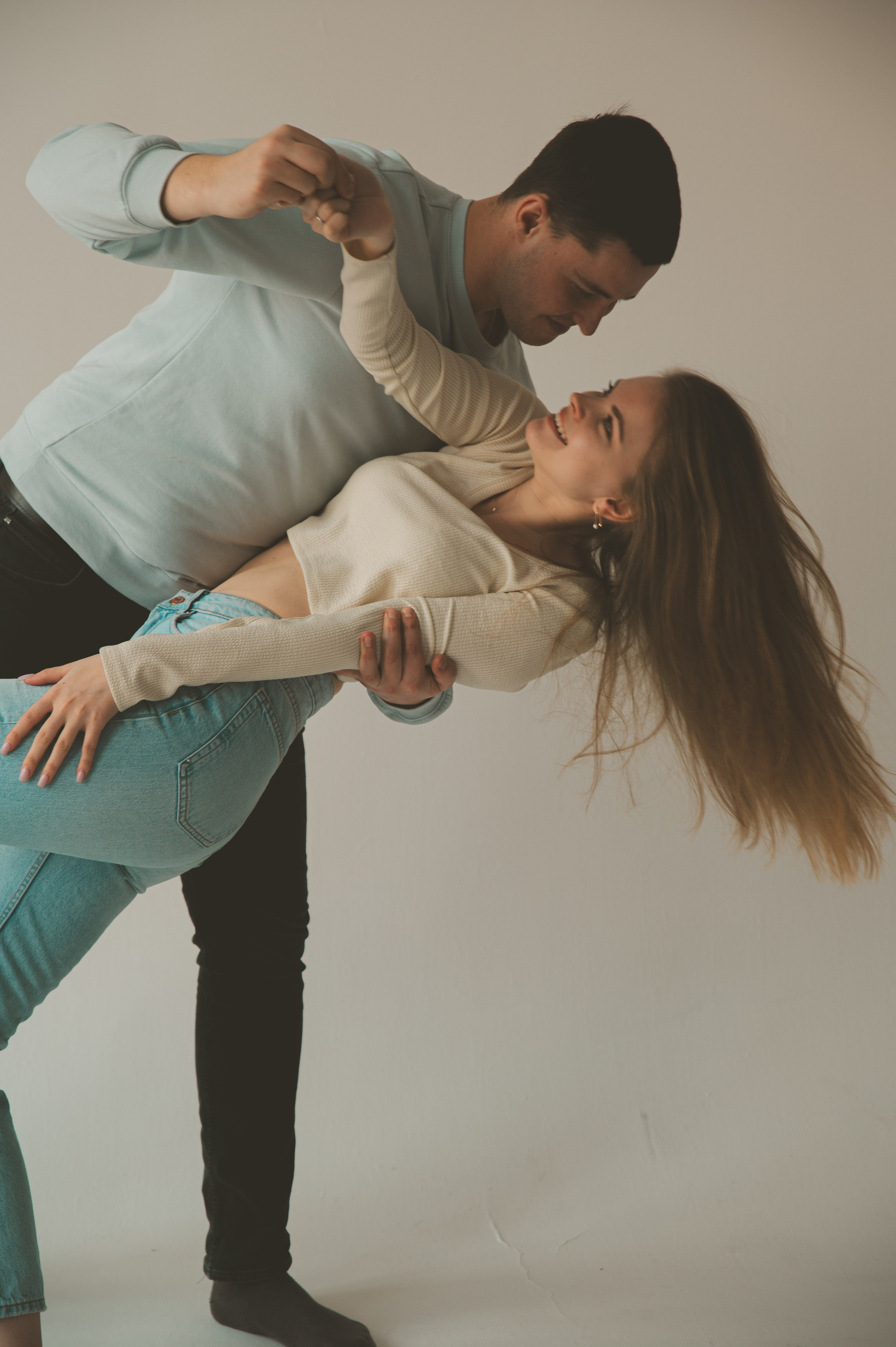 Предсвадебная лавстори в студии в Москве. Свадебный и портретный фотограф в Москве Жердев Даниил