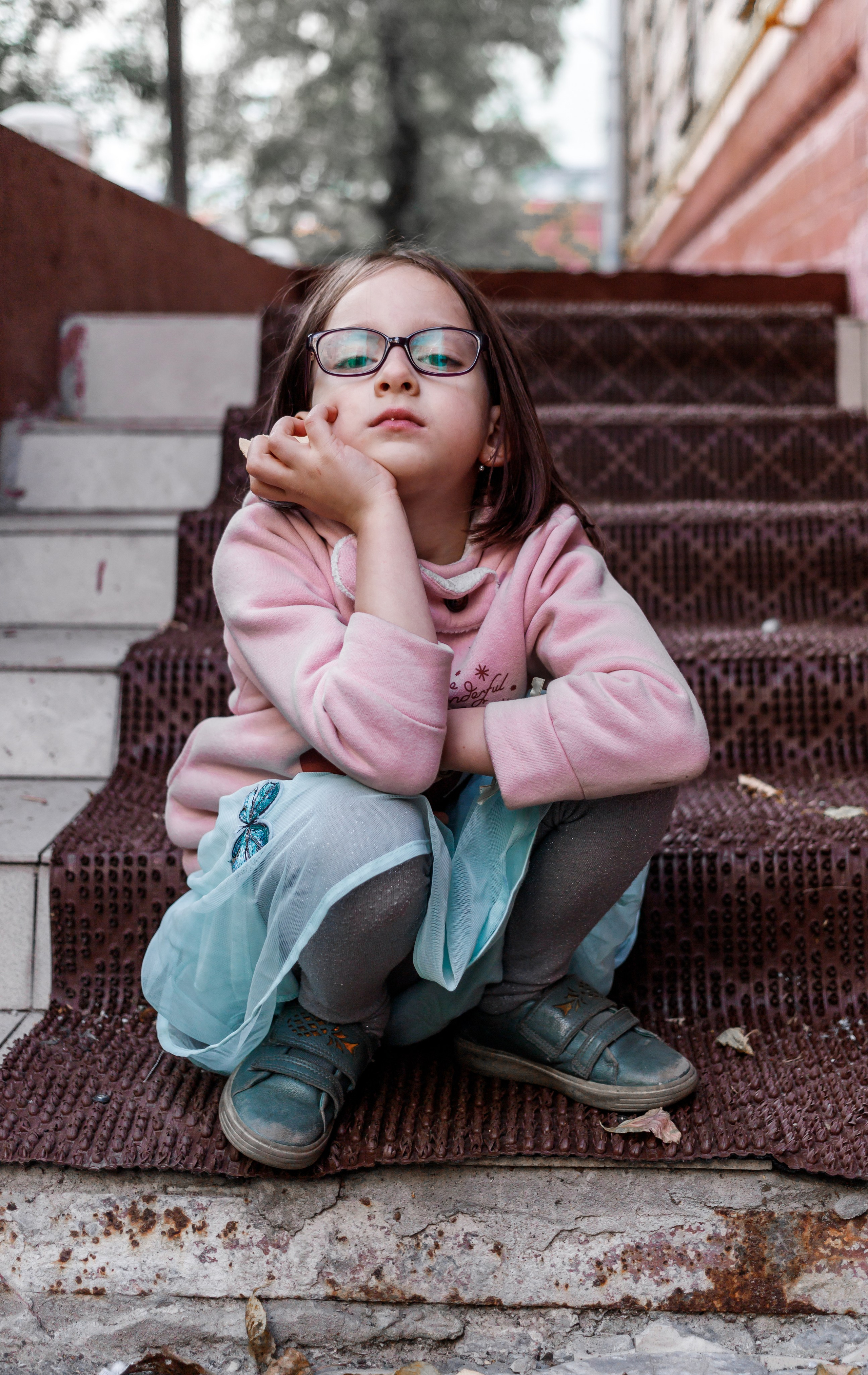 Девочка в очках на ступенях, городской портрет, Воронеж, Илья Антропов
