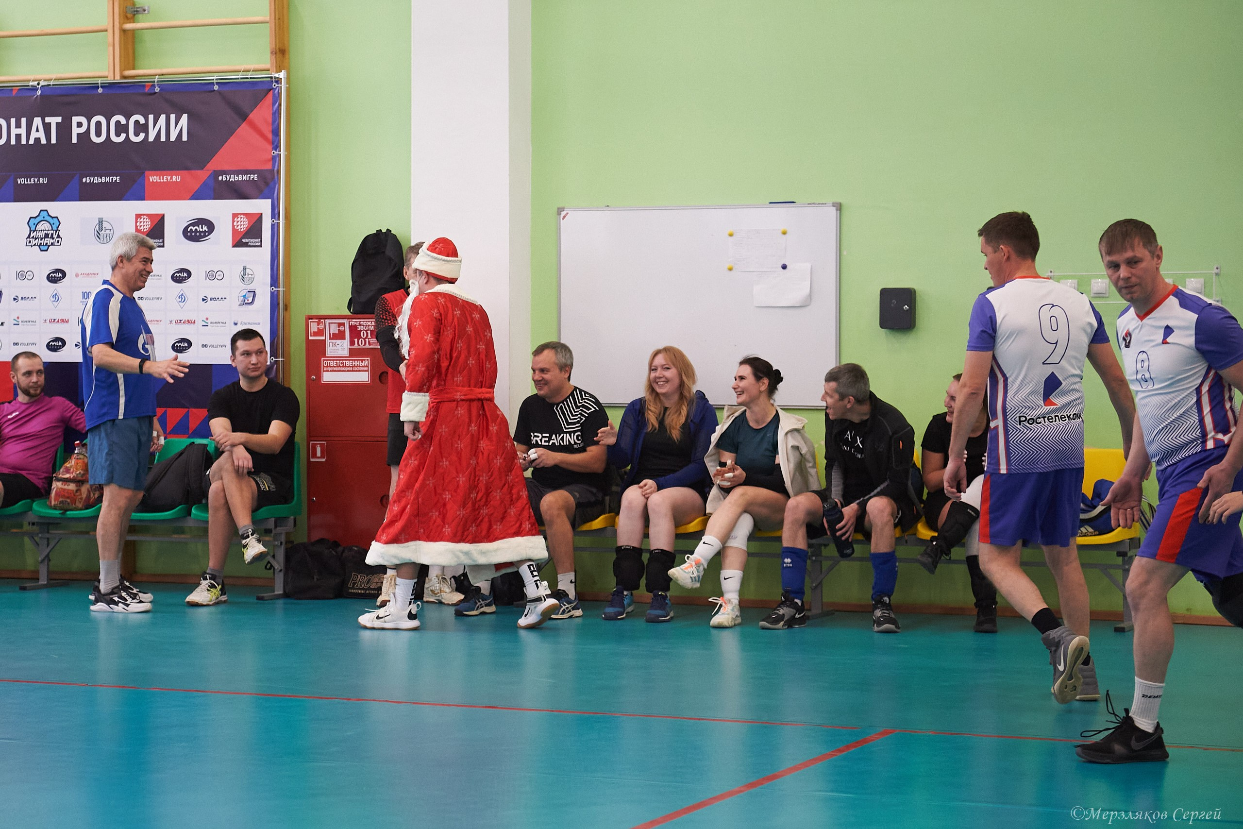 Новогодний волейбольный турнир. Ижевск. 16.12.23. Спортивный репортажный фотограф в Ижевске Сергей Мерзляков
