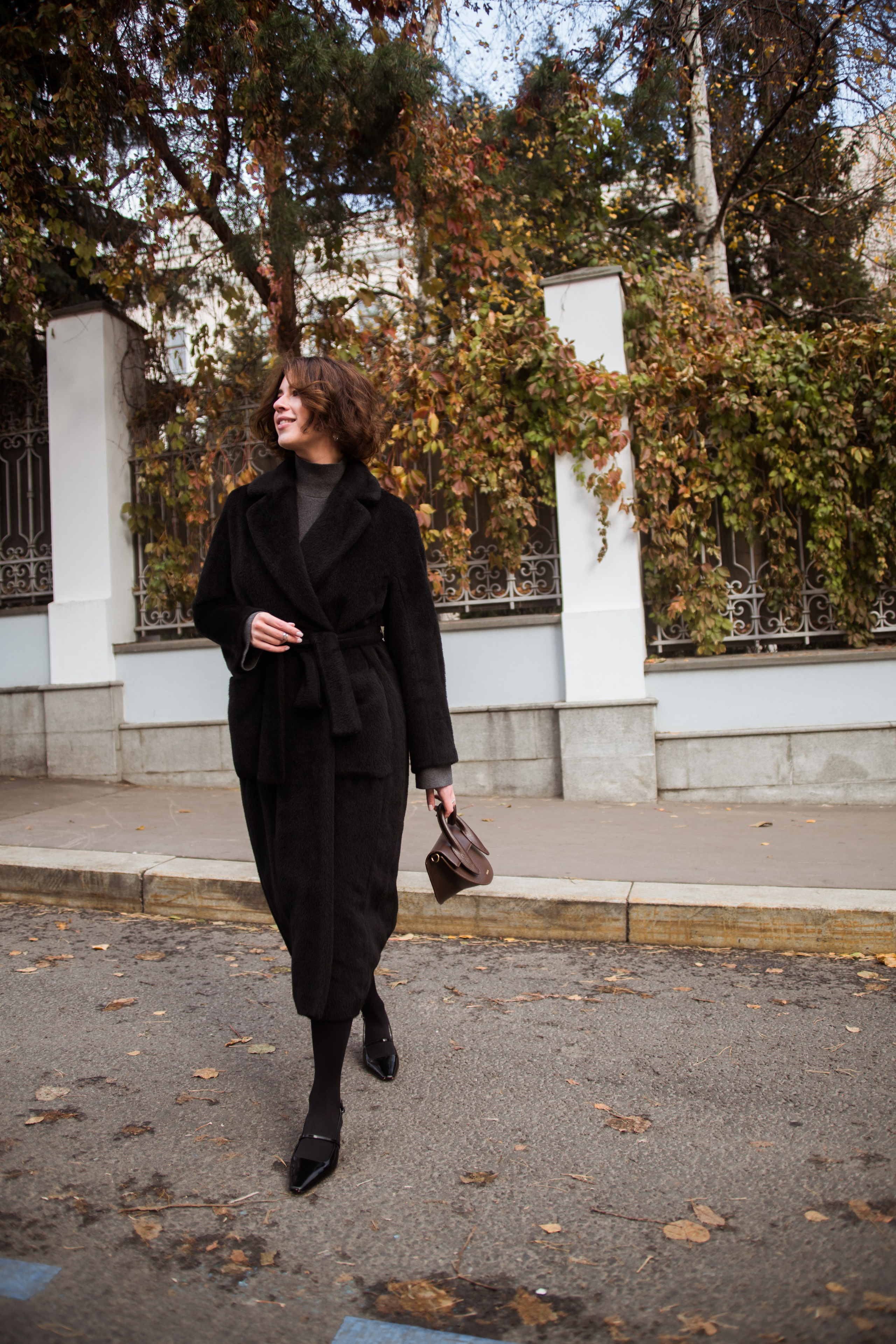 Парень с девушкой фотографируются в центре Москвы. Жуков Илья  свадебный фотограф в Москве