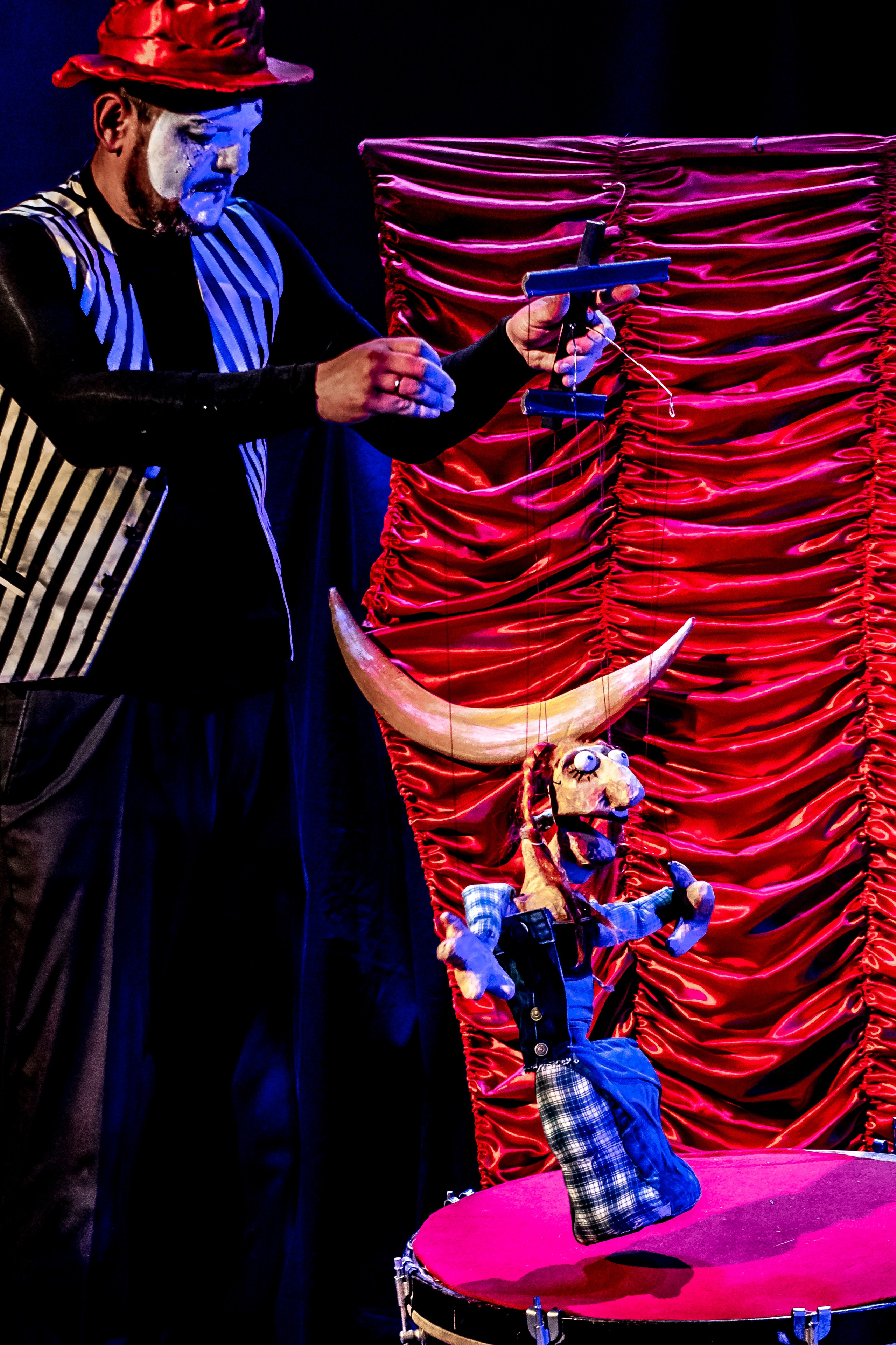 Цирк из Саквояжа спектакль театра САКВОЯЖ. Фотограф в Сочи Юрий Шептаев