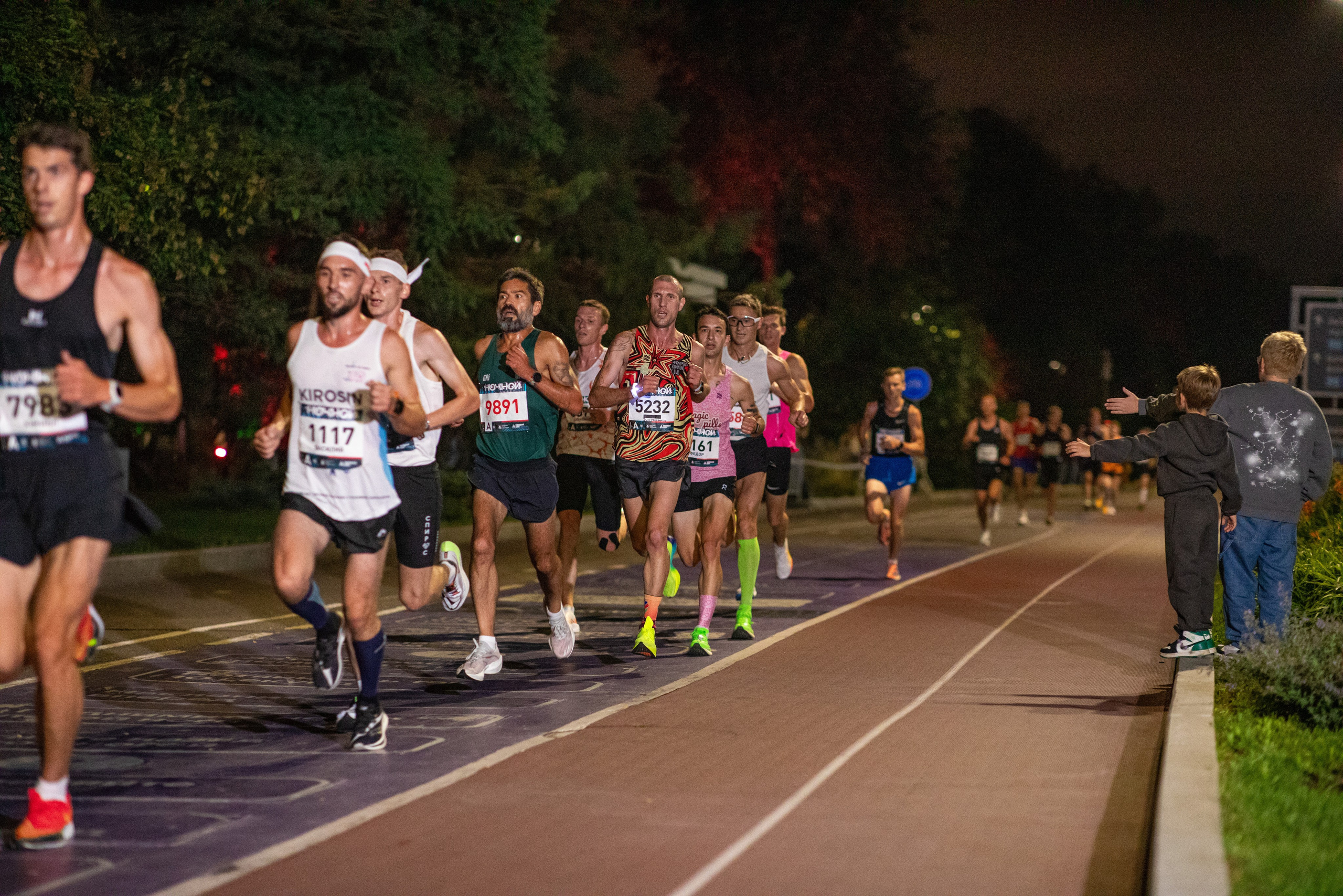 Ночной забег в ленте фотографий бегунов 03.08.24. Фотограф Сергей Ловкий