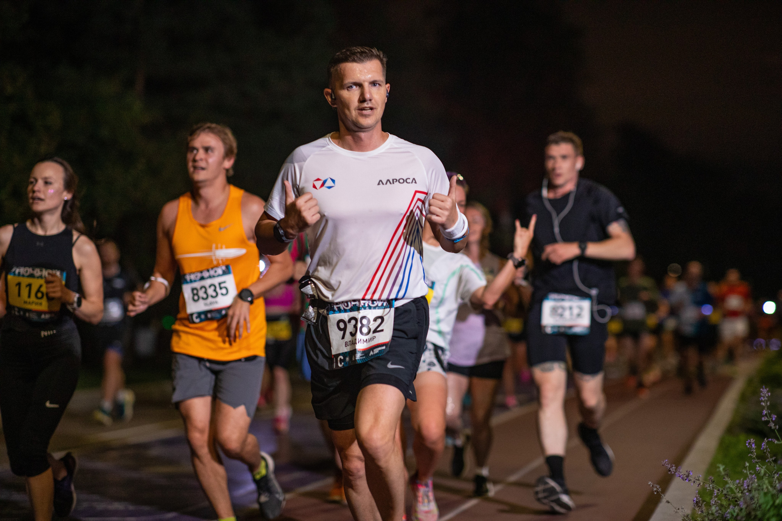 Ночной забег в ленте фотографий бегунов 03.08.24. Фотограф Сергей Ловкий