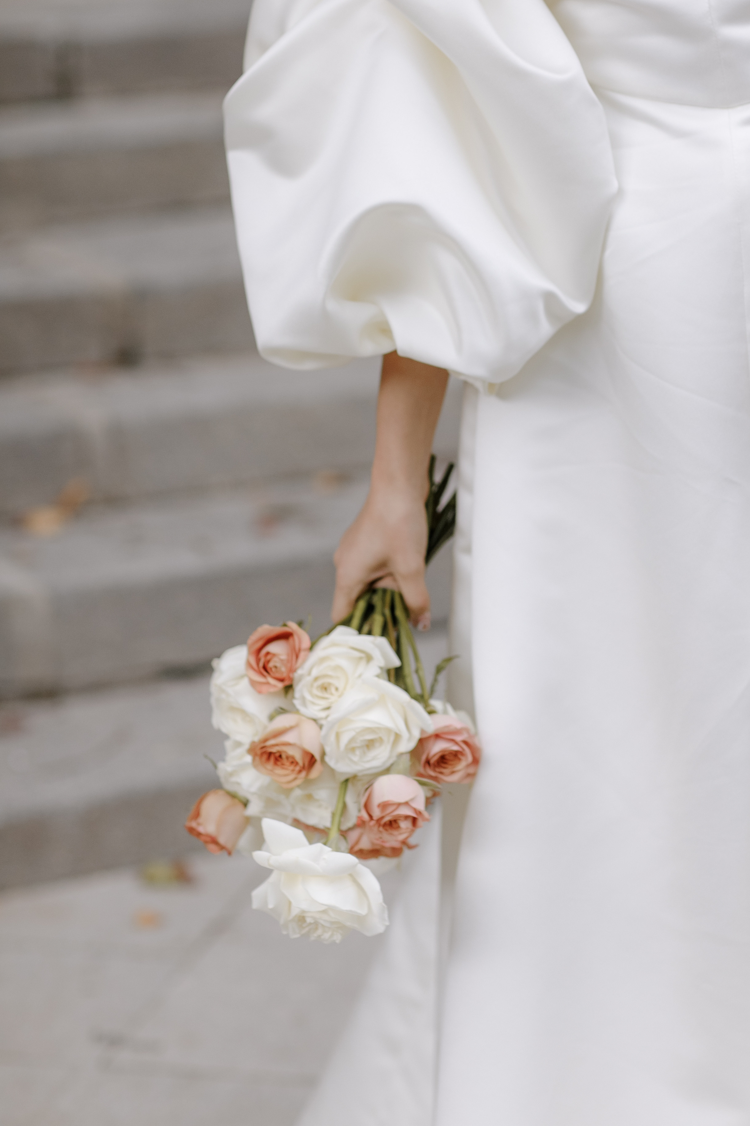 свадебный букет в руке невесты