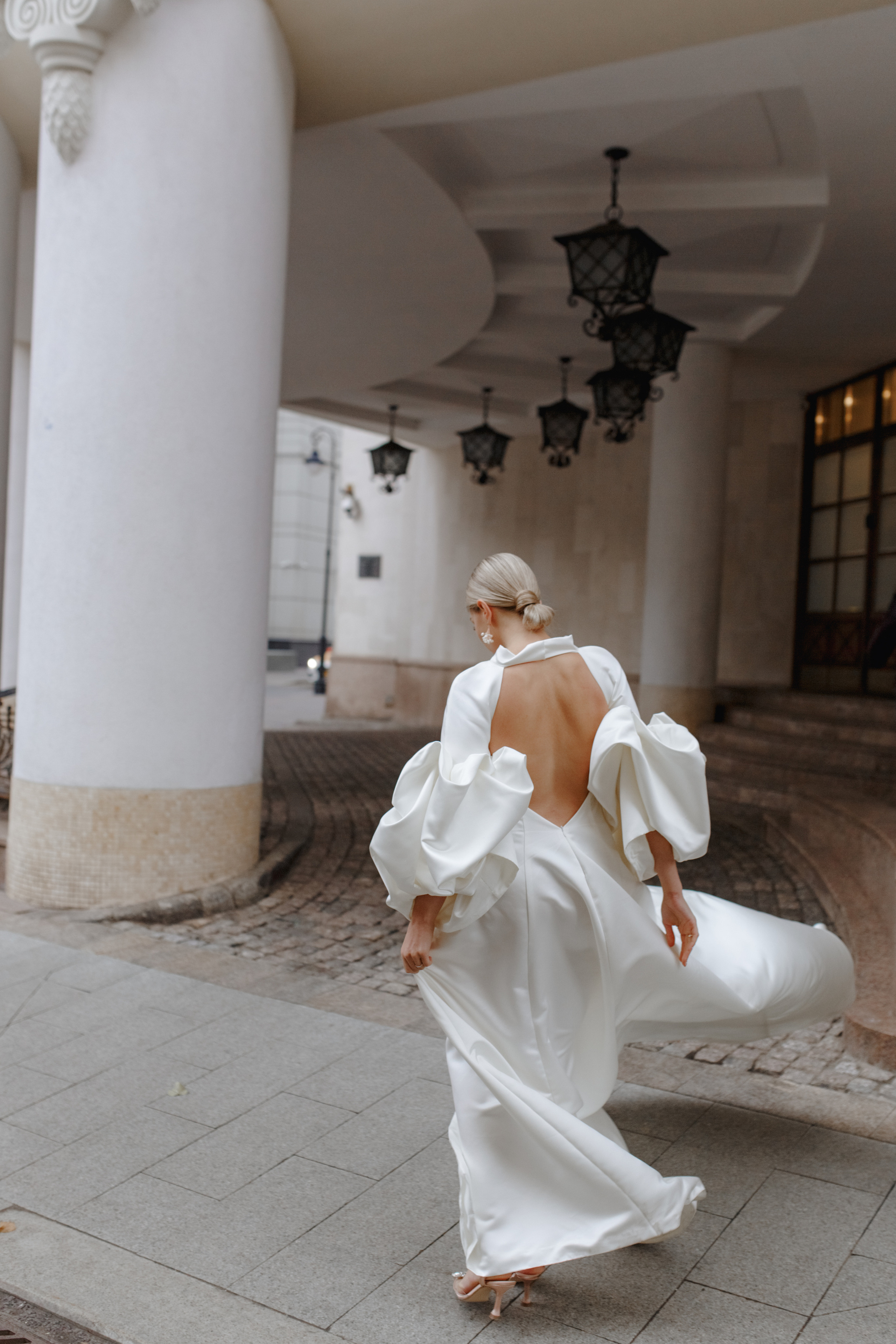 свадебная фотография невесты в свадебном платье с открытой спиной