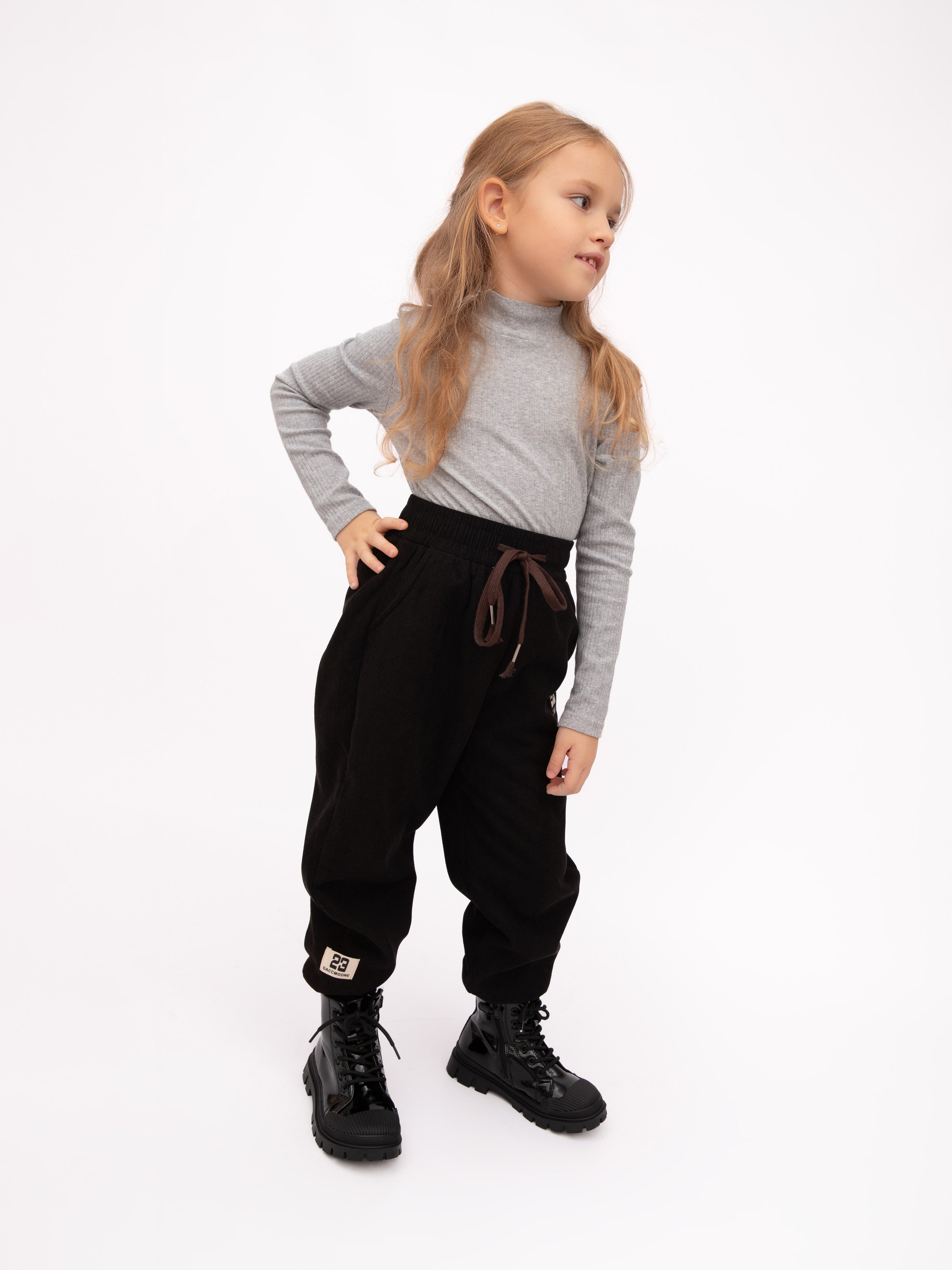 Детские брюки. Фотостудия предметной и модельной съёмки для маркетплейсов