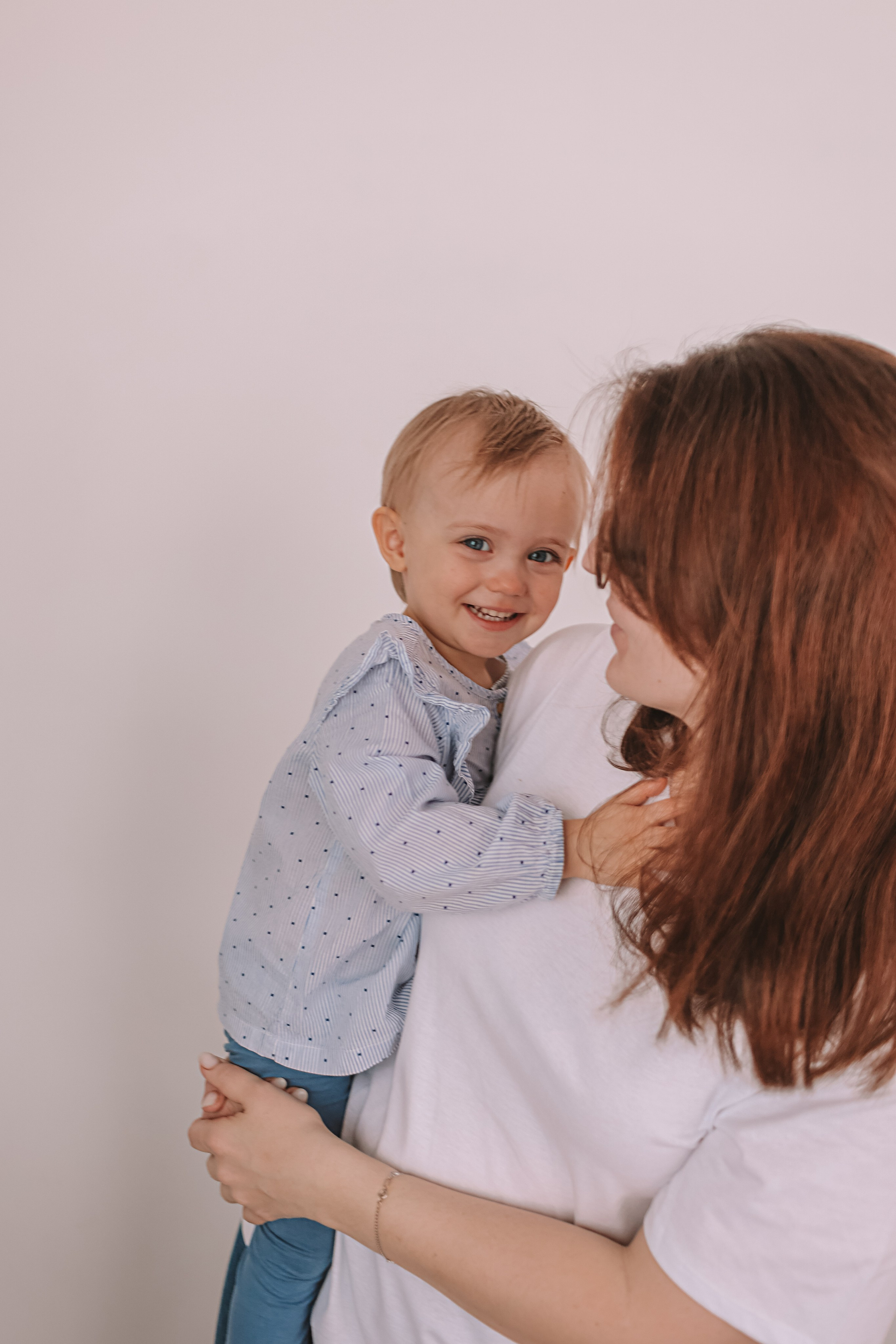 Семейная в домике (репортаж). Семейный фотограф Тюмень, фотограф на роды Салмина Мария