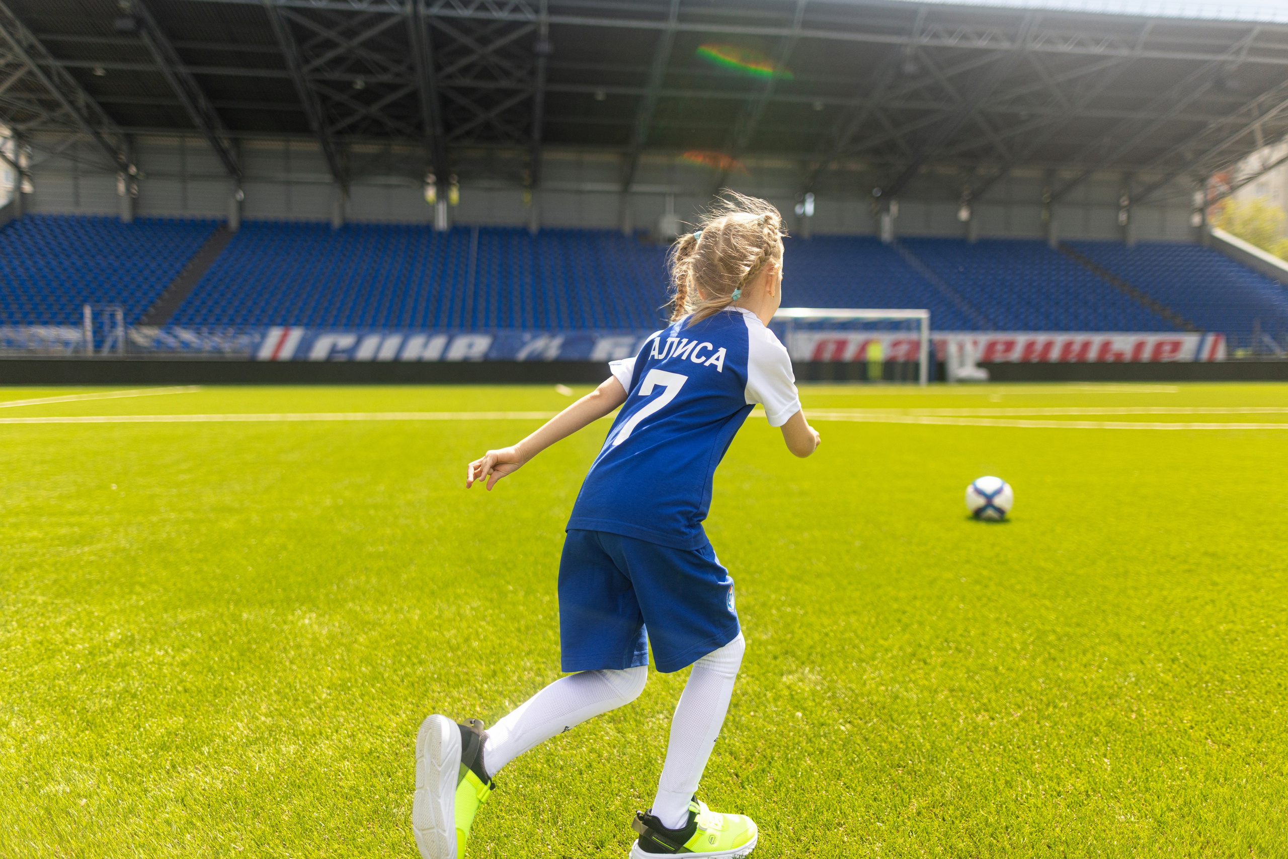 Детский портрет с Алисой на футбольном стадионе. Дмитрий Шульгин, портретный фотограф в Воронеже