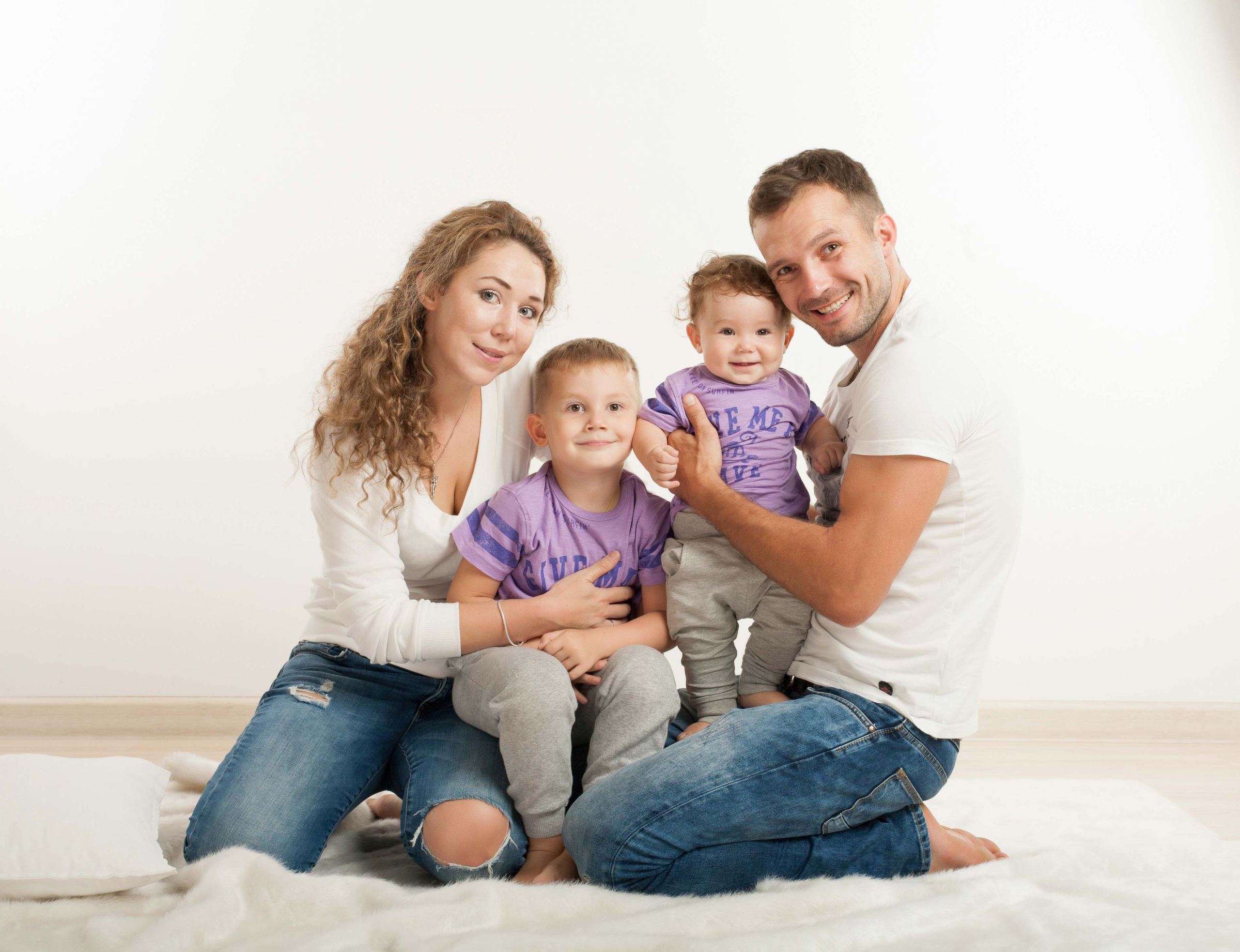 Семейный портрет Семьи Регины. Выездная съемка. Фотостудия Алматы. Семейная и детская фотостудия Family studio.Фотограф Алматы