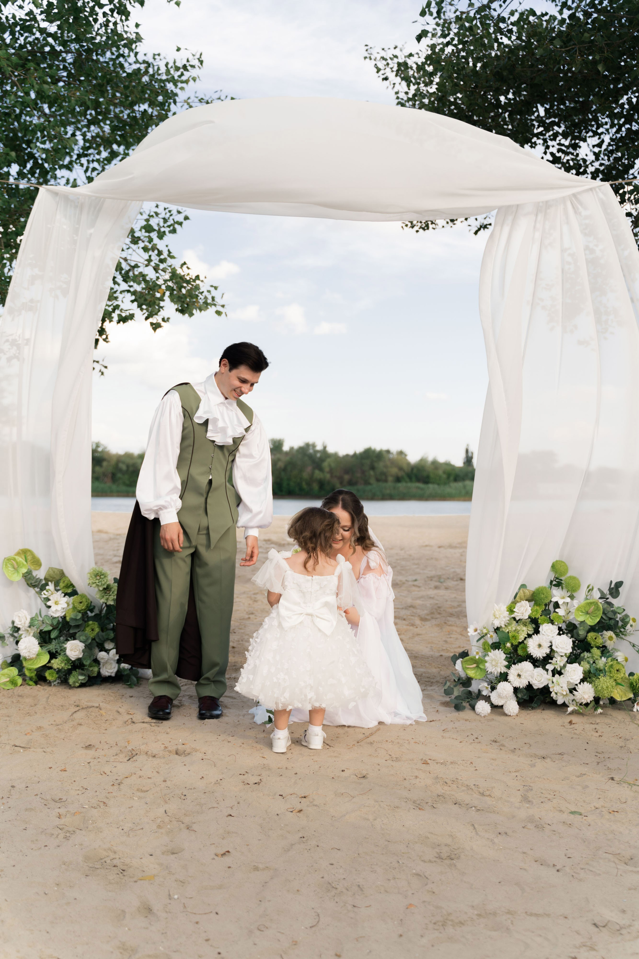 племянница невесты выносит кольца на свадьбе на берегу реки