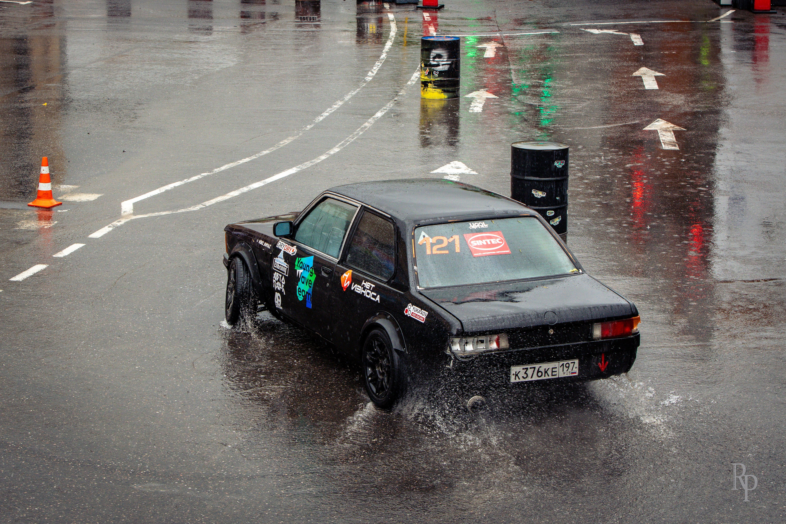 SHOWDOWN. Rusty Photographer