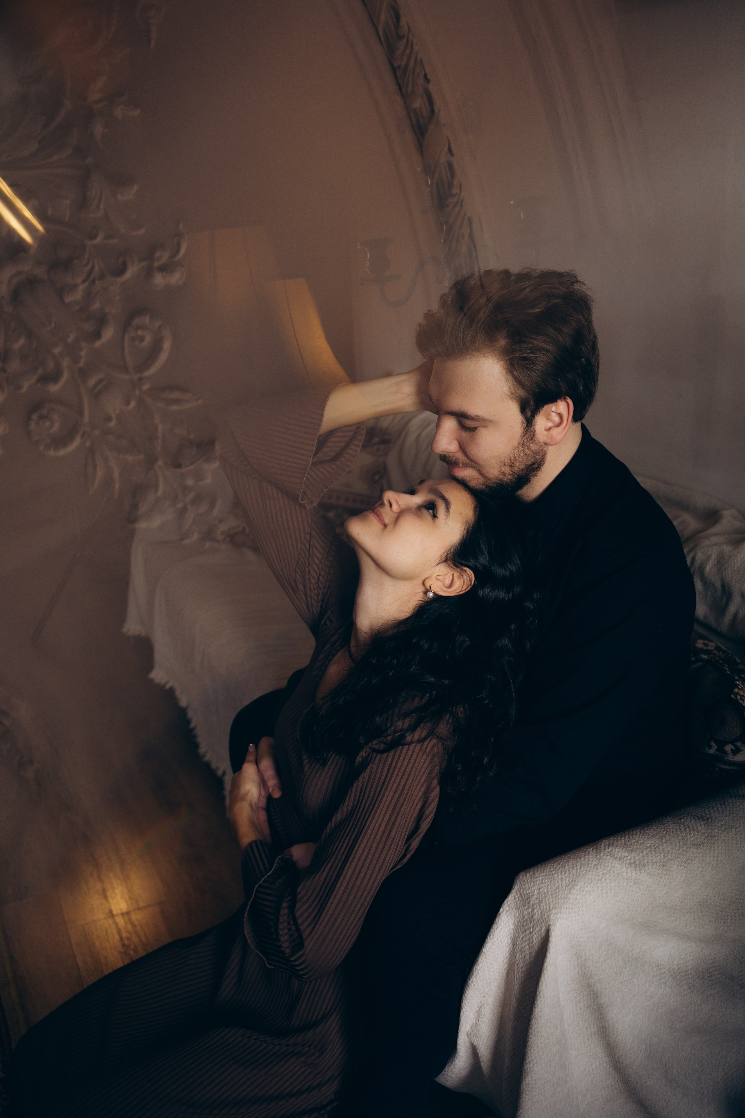 Теплые объятья: чувственный кадр жениха и невесты перед свадебной церемонией